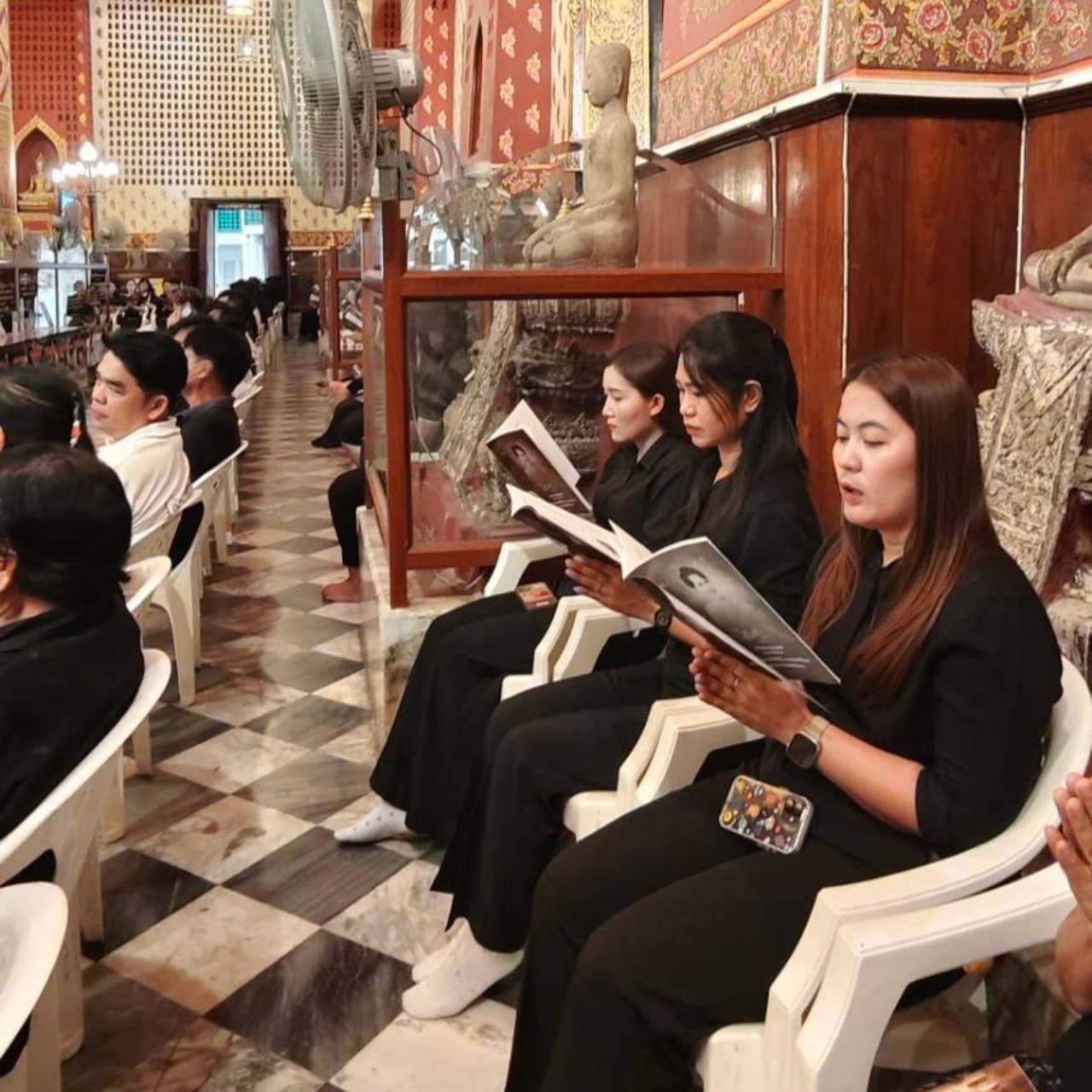 title - ปฏิรูปที่ดินจังหวัดพระนครศรีอยุธยา พร้อมเจ้าหน้าที่ฝ่ายบริหารทั่วไป เข้าร่วมพิธีสวดพระพุทธมนต์และเจริญจิตตภาวนา อุทิศถวายพระราชกุศลแด่สมเด็จพระนางเจ้าสิริกิติ์ พระบรมราชินีนาถ พระบรมราชชนนีพันปีหลวง ณ พระวิหารพระพุทธไตรรัตนนายก (หลวงพ่อโต) วัดพนัญเชิงวรวิหาร 