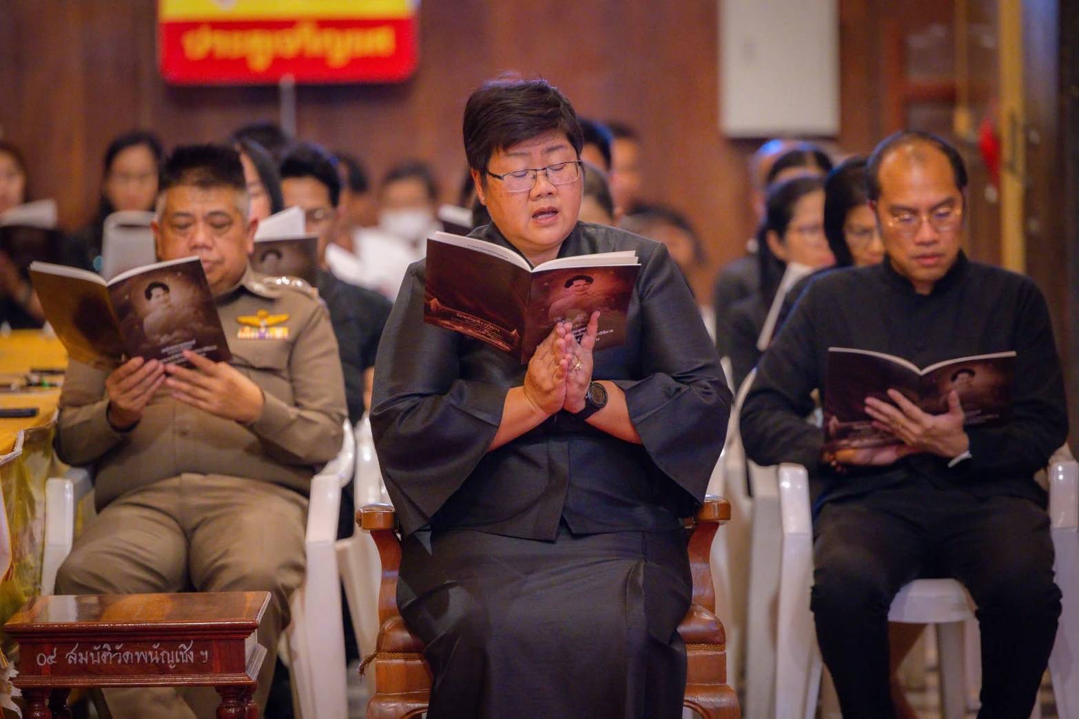 title - ปฏิรูปที่ดินจังหวัดพระนครศรีอยุธยา พร้อมเจ้าหน้าที่ฝ่ายบริหารทั่วไป เข้าร่วมพิธีสวดพระพุทธมนต์และเจริญจิตตภาวนา อุทิศถวายพระราชกุศลแด่สมเด็จพระนางเจ้าสิริกิติ์ พระบรมราชินีนาถ พระบรมราชชนนีพันปีหลวง ณ พระวิหารพระพุทธไตรรัตนนายก (หลวงพ่อโต) วัดพนัญเชิงวรวิหาร 