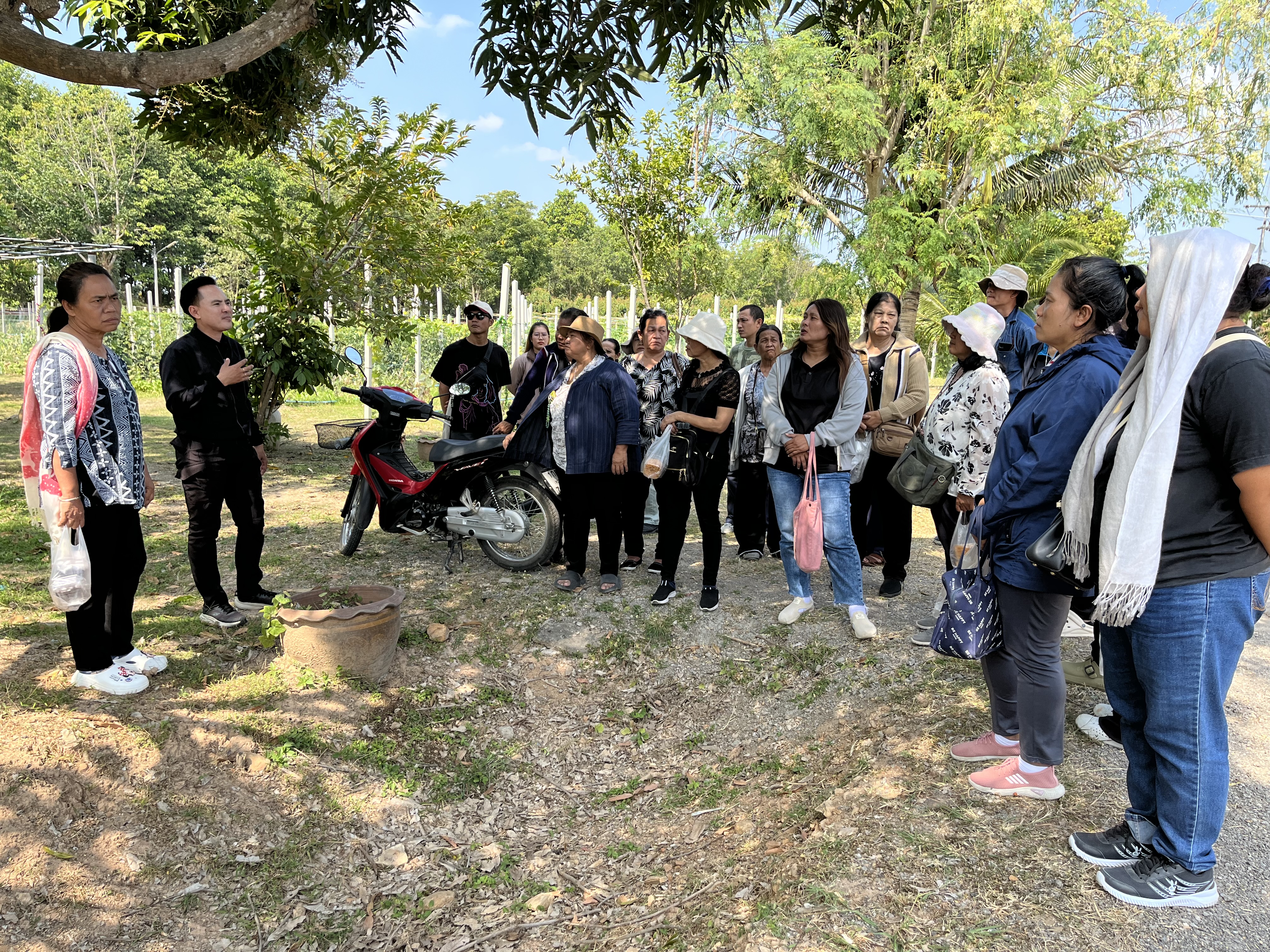 title - ส.ป.ก.พระนครศรีอยุธยา นำเกษตรกร โครงการพัฒนาเกษตรกรปราดเปรื่อง (Smart Farmer) กิจกรรมพัฒนาเกษตรกรปราดเปรื่องในเขตปฏิรูปที่ดิน (Smart Farmer) ปีงบประมาณ พ.ศ. ๒๕๖๙ หลักสูตร การศึกษาดูงานเพื่อเพิ่มศักยภาพการผลิต การจัดการสินค้าด้วยเทคโนโลยีหรือนวัตกรรมที่เหมาะสม