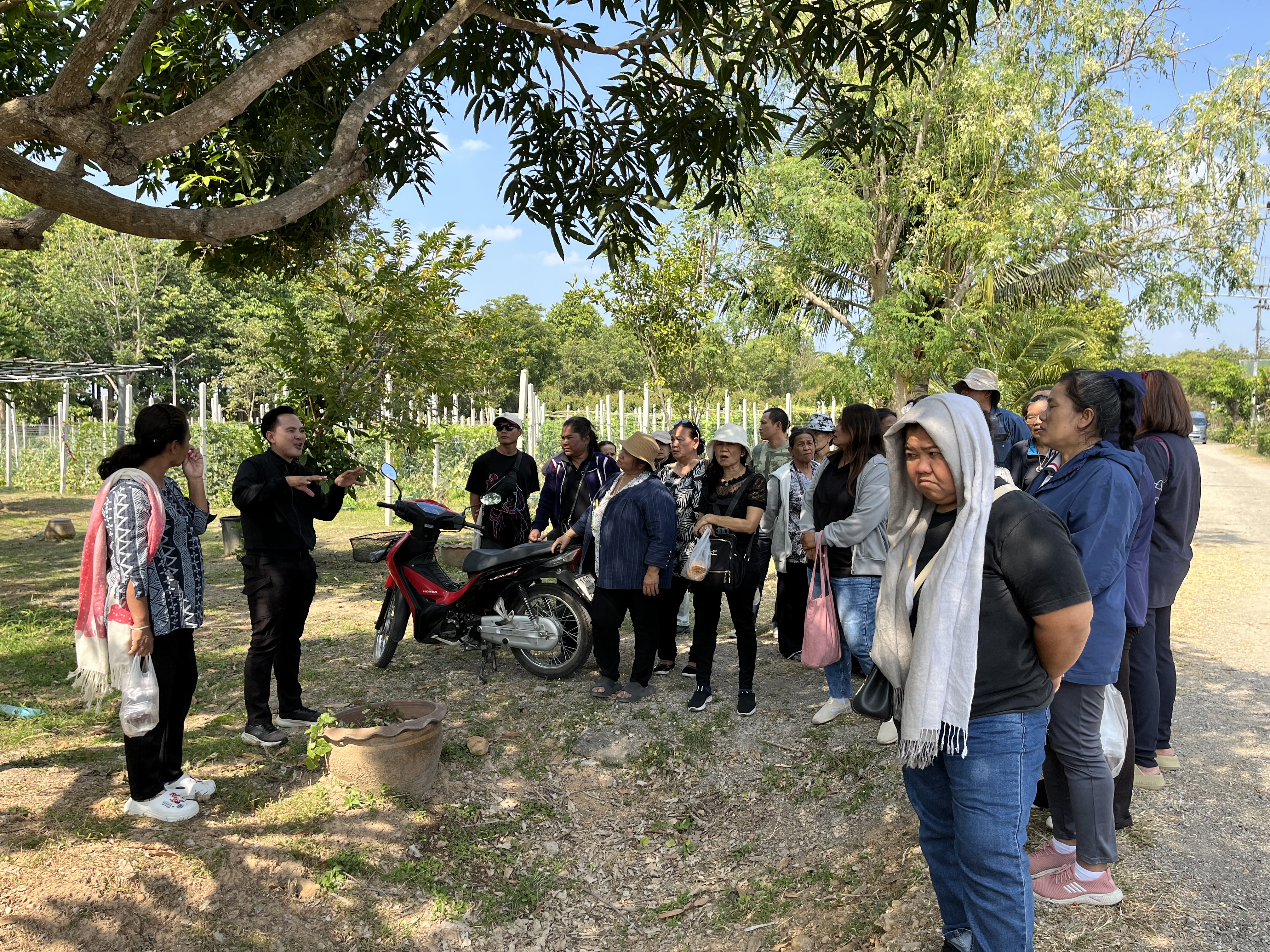 title - ส.ป.ก.พระนครศรีอยุธยา นำเกษตรกร โครงการพัฒนาเกษตรกรปราดเปรื่อง (Smart Farmer) กิจกรรมพัฒนาเกษตรกรปราดเปรื่องในเขตปฏิรูปที่ดิน (Smart Farmer) ปีงบประมาณ พ.ศ. ๒๕๖๙ หลักสูตร การศึกษาดูงานเพื่อเพิ่มศักยภาพการผลิต การจัดการสินค้าด้วยเทคโนโลยีหรือนวัตกรรมที่เหมาะสม