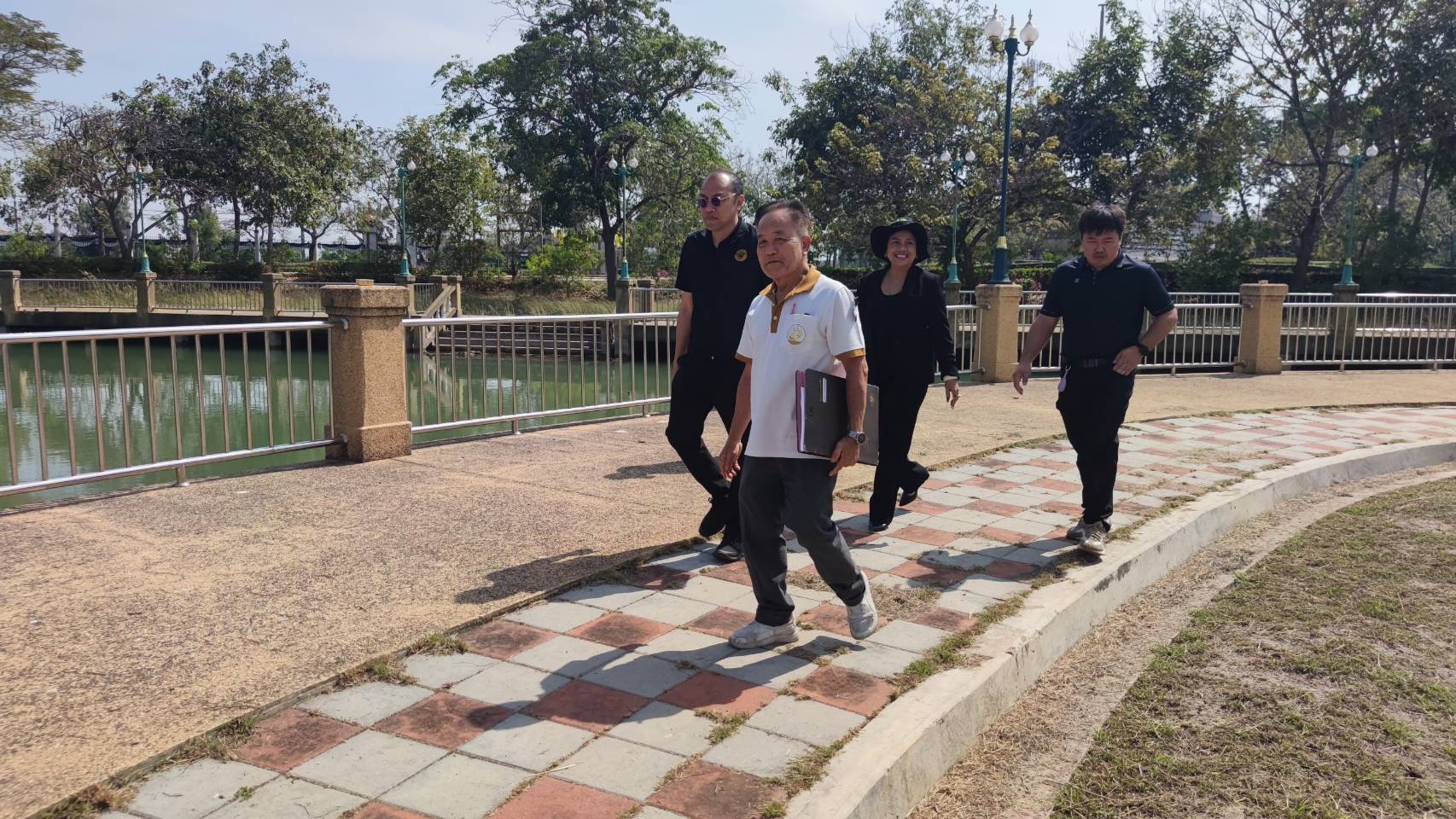 title - ปฏิรูปที่ดินจังหวัดพระนครศรีอยุธยา  ได้ลงพื้นที่ตรวจสอบและรังวัดสอบเขตกรณี กรมประมงโดย ศูนย์วิจัยและเพาะพันธ์สัตว์น้ำขออนุญาตใช้ที่ดินเพื่อก่อสร้างศูนย์แสดงพันธุ์สัตว์น้ำ(วังปลา) ภายในบริเวณศูนย์ศิลปาชีพบางไทร