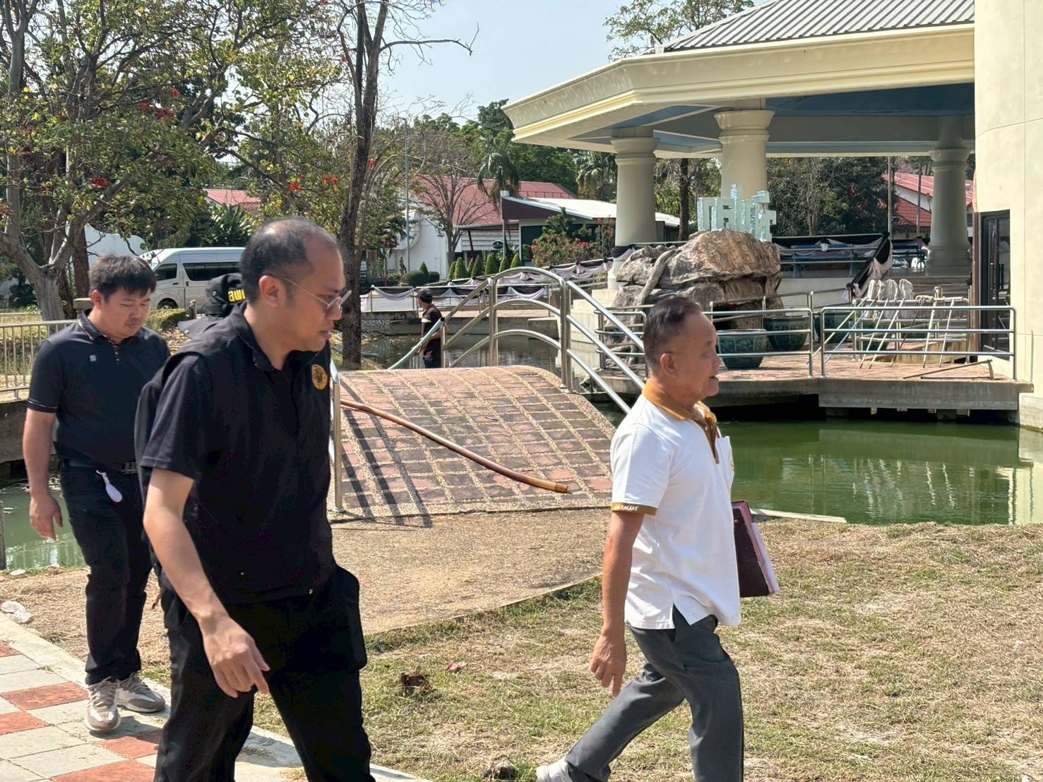 title - ปฏิรูปที่ดินจังหวัดพระนครศรีอยุธยา  ได้ลงพื้นที่ตรวจสอบและรังวัดสอบเขตกรณี กรมประมงโดย ศูนย์วิจัยและเพาะพันธ์สัตว์น้ำขออนุญาตใช้ที่ดินเพื่อก่อสร้างศูนย์แสดงพันธุ์สัตว์น้ำ(วังปลา) ภายในบริเวณศูนย์ศิลปาชีพบางไทร