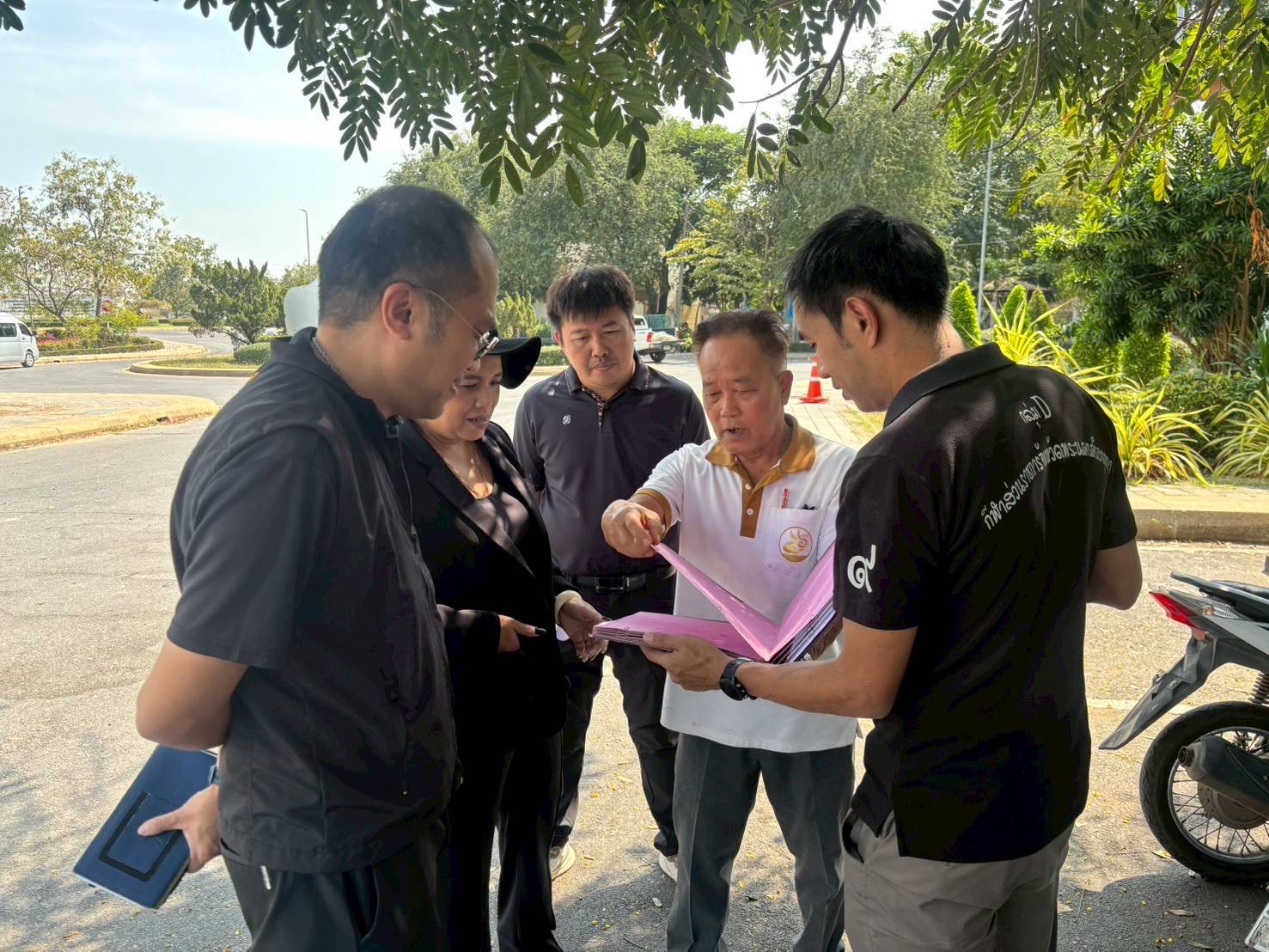 title - ปฏิรูปที่ดินจังหวัดพระนครศรีอยุธยา  ได้ลงพื้นที่ตรวจสอบและรังวัดสอบเขตกรณี กรมประมงโดย ศูนย์วิจัยและเพาะพันธ์สัตว์น้ำขออนุญาตใช้ที่ดินเพื่อก่อสร้างศูนย์แสดงพันธุ์สัตว์น้ำ(วังปลา) ภายในบริเวณศูนย์ศิลปาชีพบางไทร