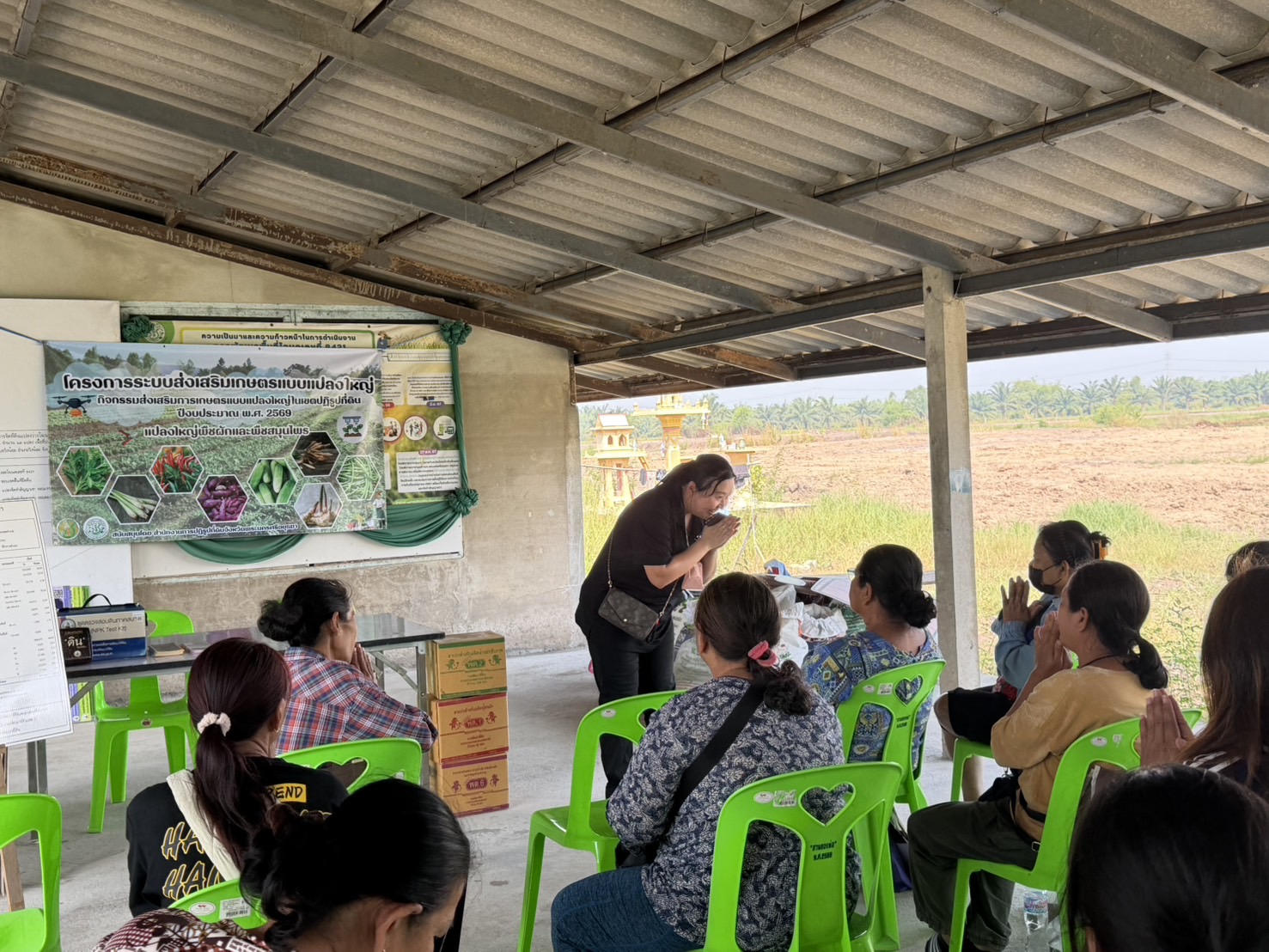 title - ส.ป.ก.พระนครศรีอยุธยา จัดอบรม เกษตรกรภายใต้โครงการระบบส่งเสริมเกษตรแบบแปลงใหญ่ กิจกรรมส่งเสริมการเกษตรแบบแปลงใหญ่ในเขตปฏิรูปที่ดิน ปีงบประมาณ พ.ศ. ๒๕๖๙ หลักสูตรที่ ๗ แนวทางแก้ไขและปรับปรุงบำรุงดินอย่างยั่งยืนเพื่อให้ดินมีความเหมาะสมต่อการเพาะปลูก