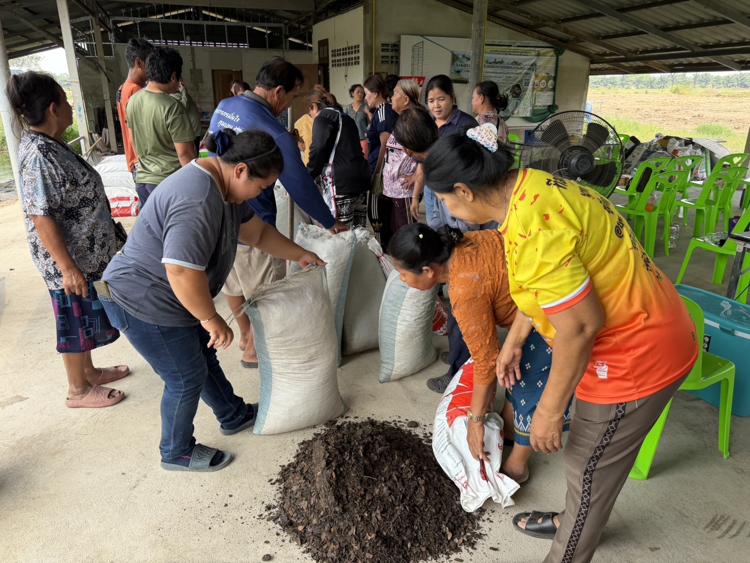 title - ส.ป.ก.พระนครศรีอยุธยา จัดอบรม เกษตรกรภายใต้โครงการระบบส่งเสริมเกษตรแบบแปลงใหญ่ กิจกรรมส่งเสริมการเกษตรแบบแปลงใหญ่ในเขตปฏิรูปที่ดิน ปีงบประมาณ พ.ศ. ๒๕๖๙ หลักสูตรที่ ๗ แนวทางแก้ไขและปรับปรุงบำรุงดินอย่างยั่งยืนเพื่อให้ดินมีความเหมาะสมต่อการเพาะปลูก