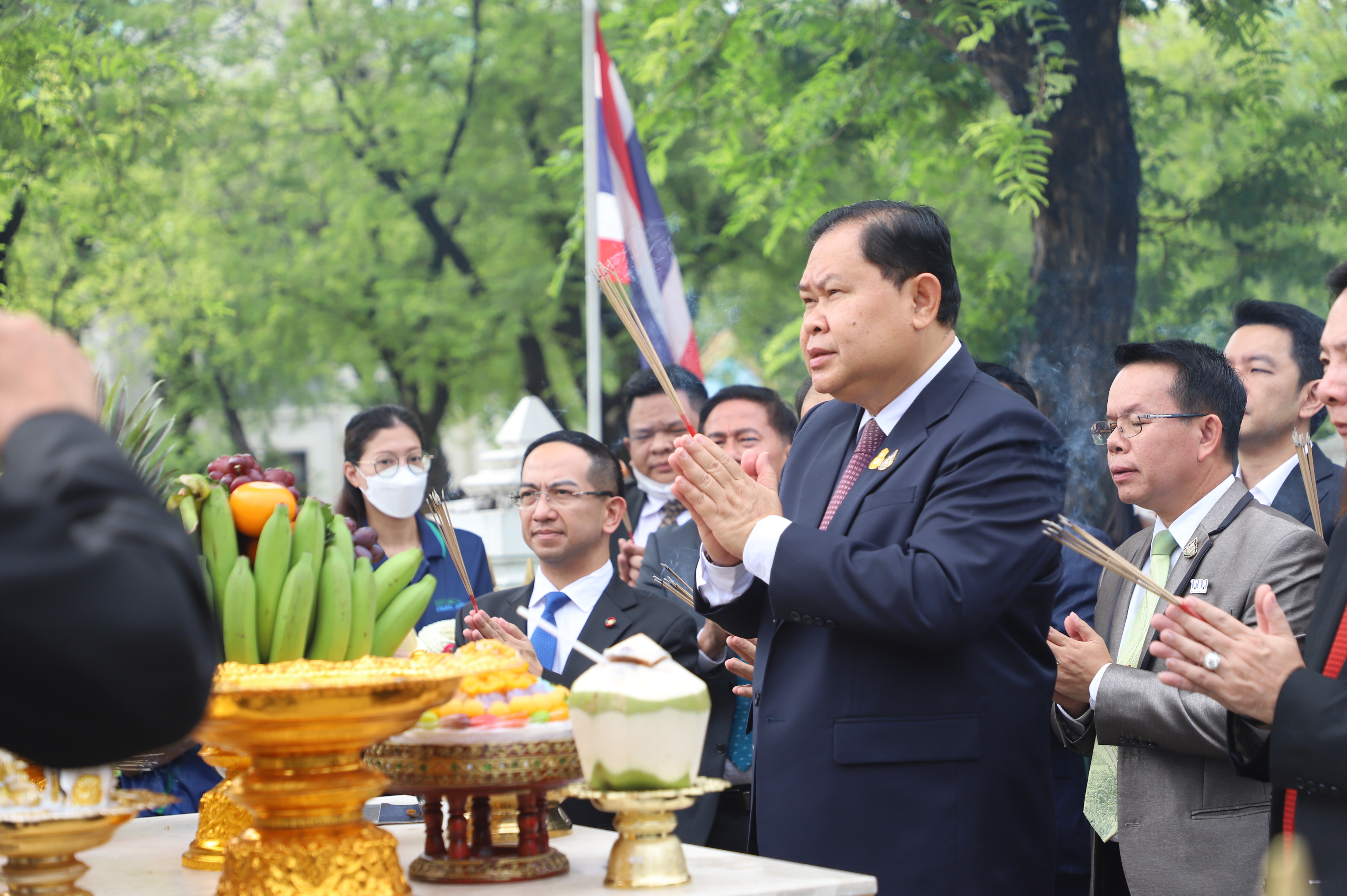 'รมช.เกษตรฯ’ ถือฤกษ์ดี  เข้าสักการะสิ่งศักดิ์สิทธิ์ประจำกระทรวงเกษตรและสหกรณ์