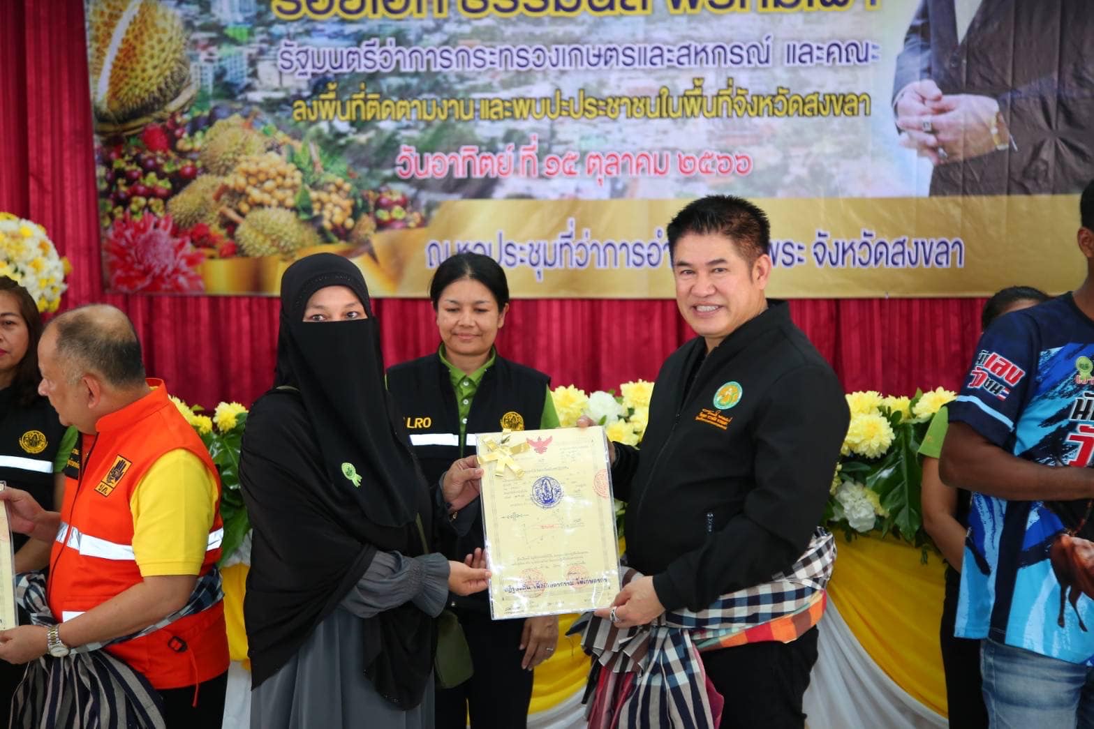ส.ป.ก. ร่วมลงพื้นที่ติดตาม รมว.กษ. ตรวจสถานการณ์น้ำ และมอบ ส.ป.ก.4-01 ณ จ.สงขลา