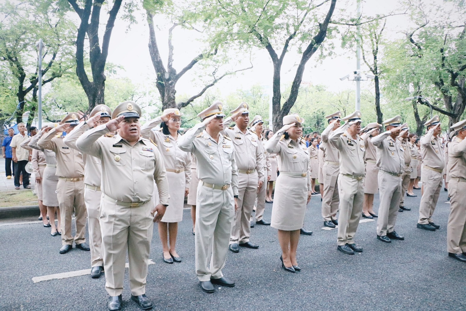 เลขาธิการ ส.ป.ก. นำคณะผู้บริหาร เจ้าหน้าที่ ส.ป.ก. ร่วมร้องเพลงชาติเนื่องในวันพระราชทานธงชาติไทย 28 กันยายน (Thai National Flag Day)