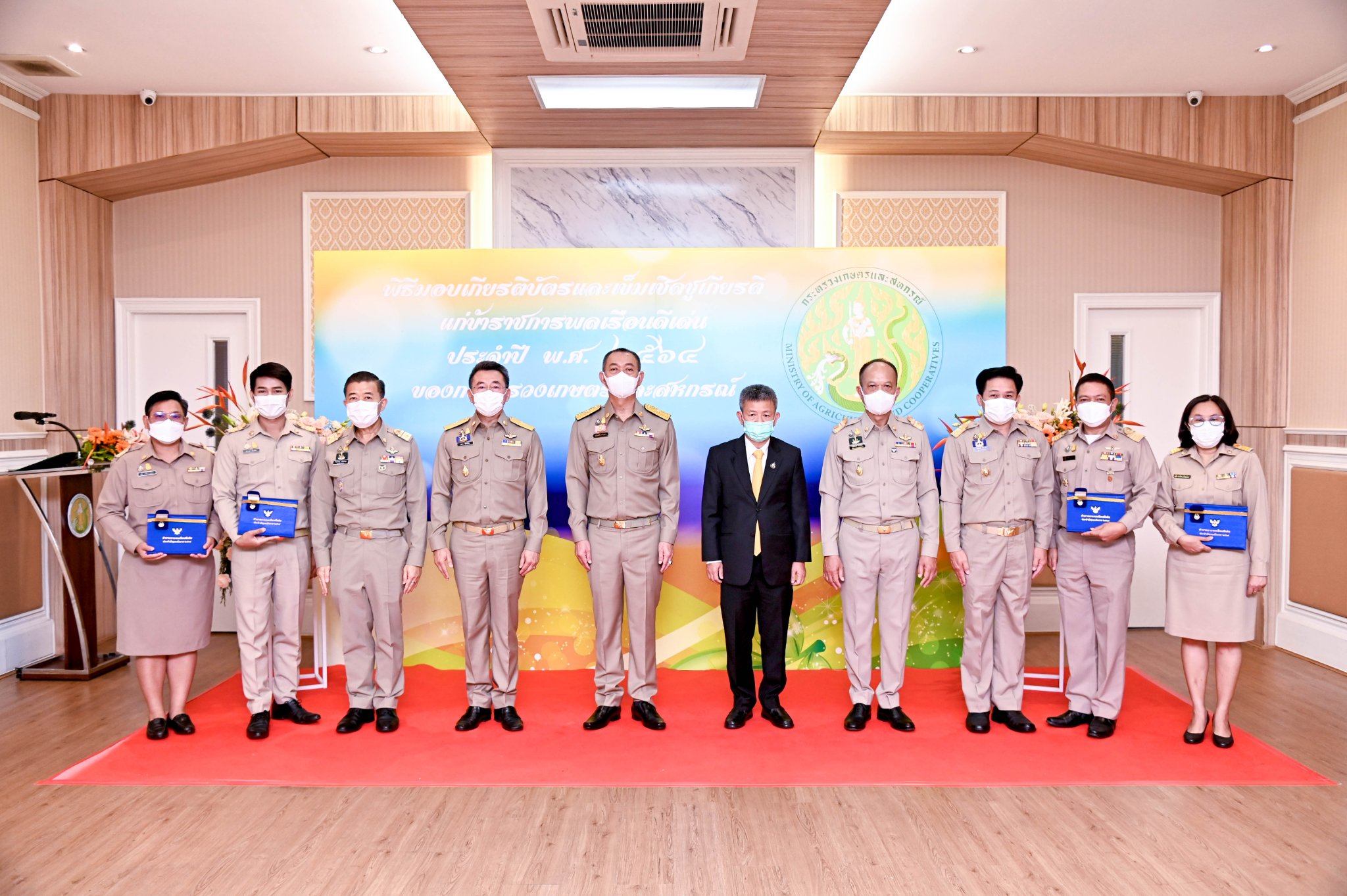 เลขาธิการ ส.ป.ก. ร่วมเป็นเกียรติในพิธีมอบเกียรติบัตรและเข็มเชิดชูเกียรติแก่ข้าราชการพลเรือนดีเด่น ประจำปี พ.ศ.2564