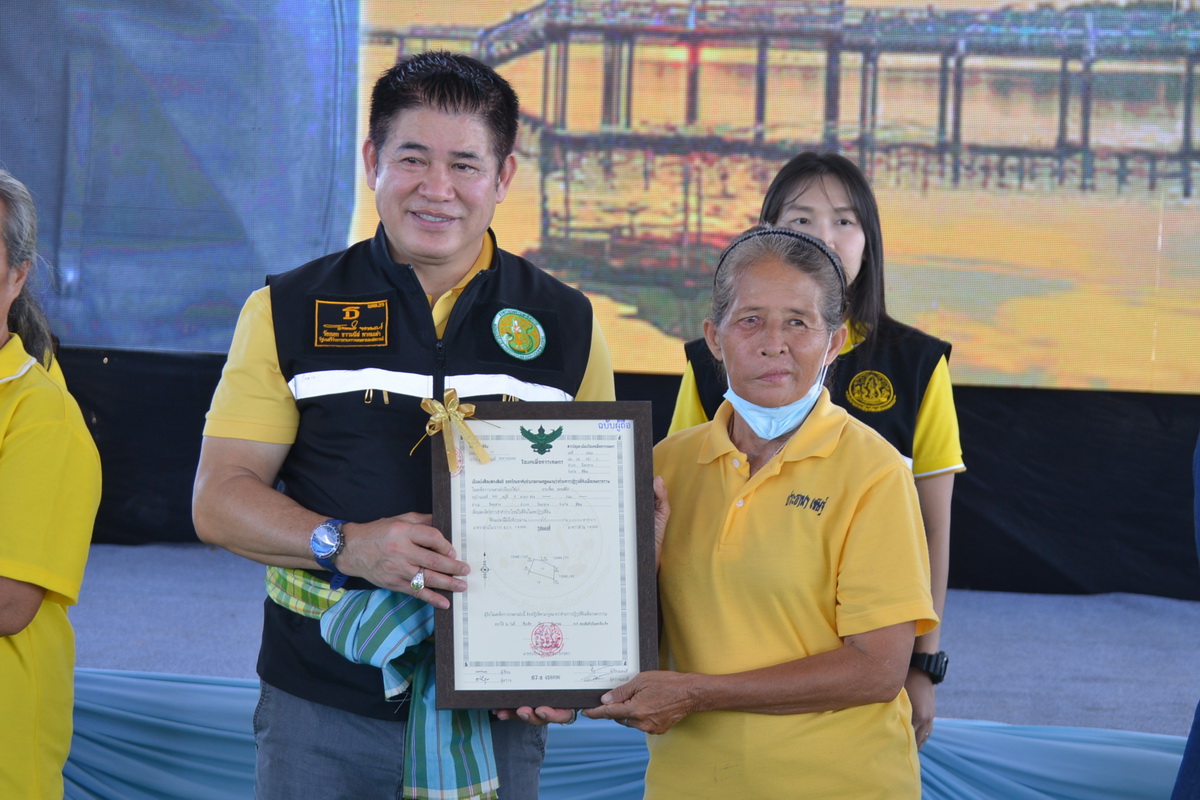 รัฐมนตรีว่าการกระทรวงเกษตรและสหกรณ์ มอบโฉนดเพื่อการเกษตรในวาระลงพื้นที่ตรวจราชการจังหวัดพิจิตร (ข่าวแชร์)