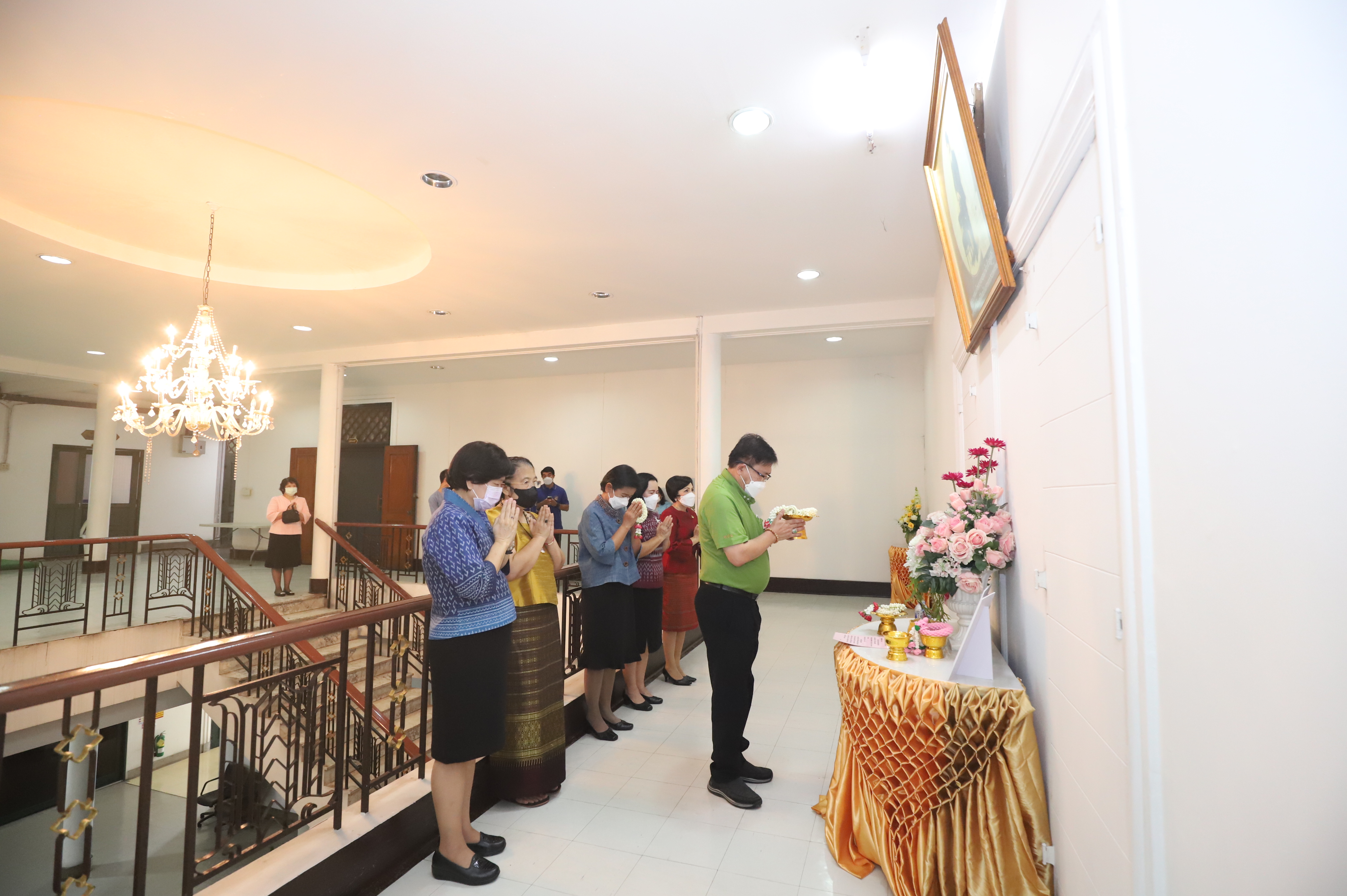 ผู้เกษียณอายุราชการ ส.ป.ก. สักการะสิ่งศักดิ์สิทธิ์ประจำหน่วยงาน ในโอกาสเกษียณอายุราชการ (ข่าวแชร์)