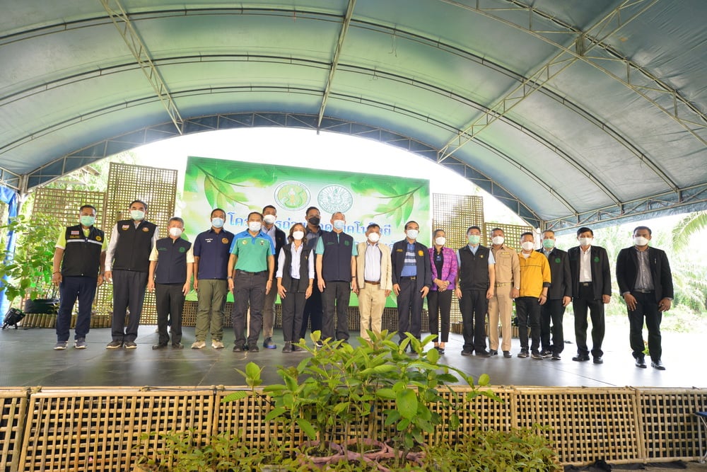 รองเลขาธิการส.ป.ก. พร้อมคณะ ร่วมเป็นเกียรติในพิธีเปิดโครงการถ่ายทอดเทคโนโลยีการผลิตและขยายกระท่อมพันธุ์ดี โดยรัฐมนตรีว่าการกระทรวงเกษตรและสหกรณ์(ดร.เฉลิมชัย ศรีอ่อน)  (ข่าวแชร์)
