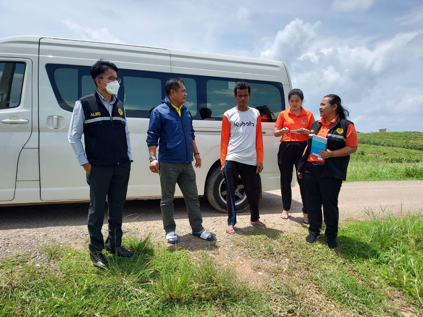 รองเลขาธิการ ส.ป.ก. ลงพื้นที่ตรวจเยี่ยมแปลงเรียรู้โรงเรียนเกษตรกรด้านการปลูกข้าวไร่ ในพื้นที่ คทช. แปลง No 83 กลุ่มเกษตรอินทรีย์บ้านหงษ์เจริญ ตำบลหง์เจริญ อำเภอท่าแซะ จังหวัดชุมพร  (ข่าวแชร์)