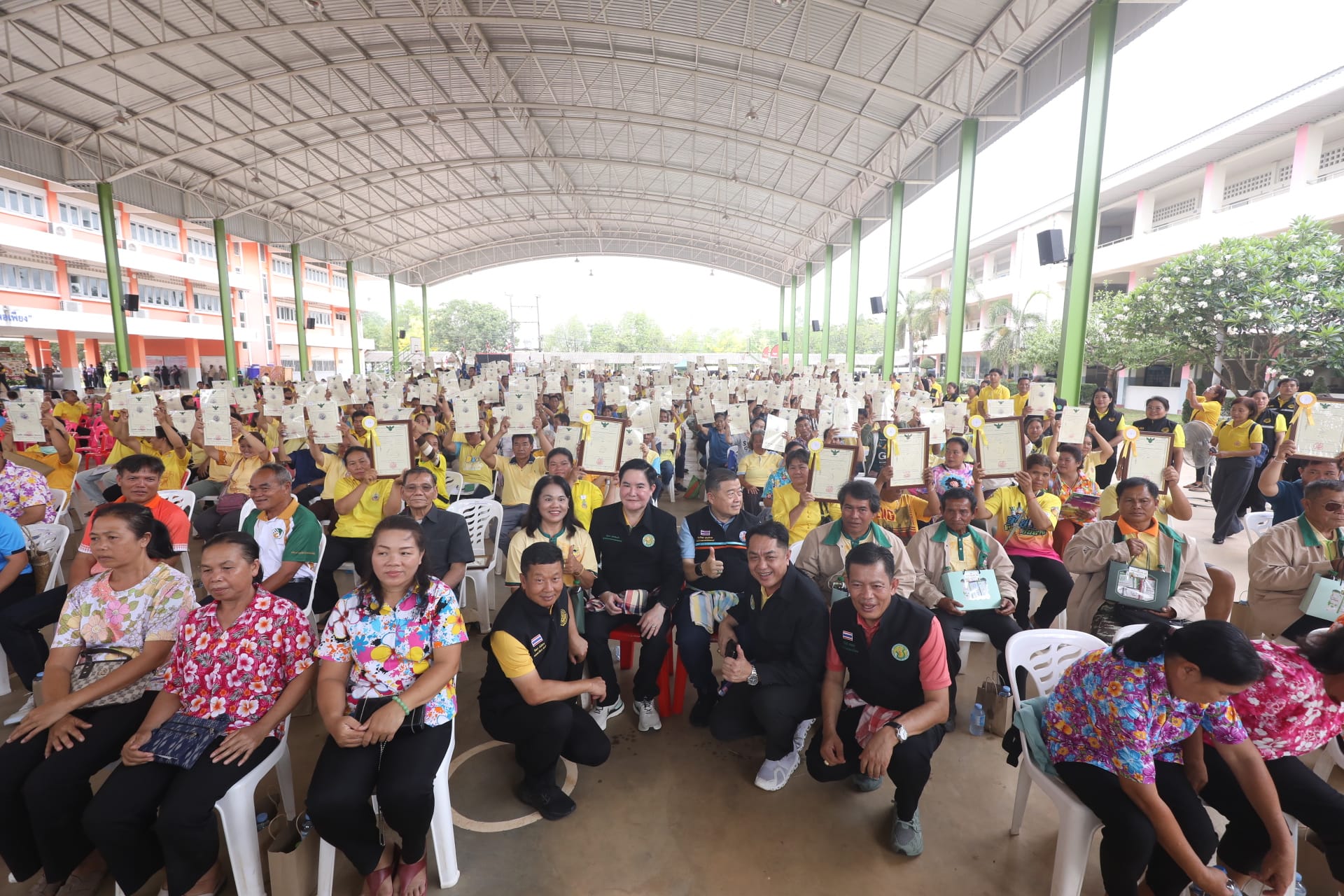 ส.ป.ก. ติดตามคณะ รัฐมนตรีช่วยว่าการกระทรวงเกษตรและสหกรณ์ (นายอัครา พรหมเผ่า) ลงพื้นที่ตรวจราชการจังหวัดนครพนม พร้อมมอบโฉนดเพื่อการเกษตร แก่เกษตรกรจังหวัดนครพนม (ข่าวแชร์)