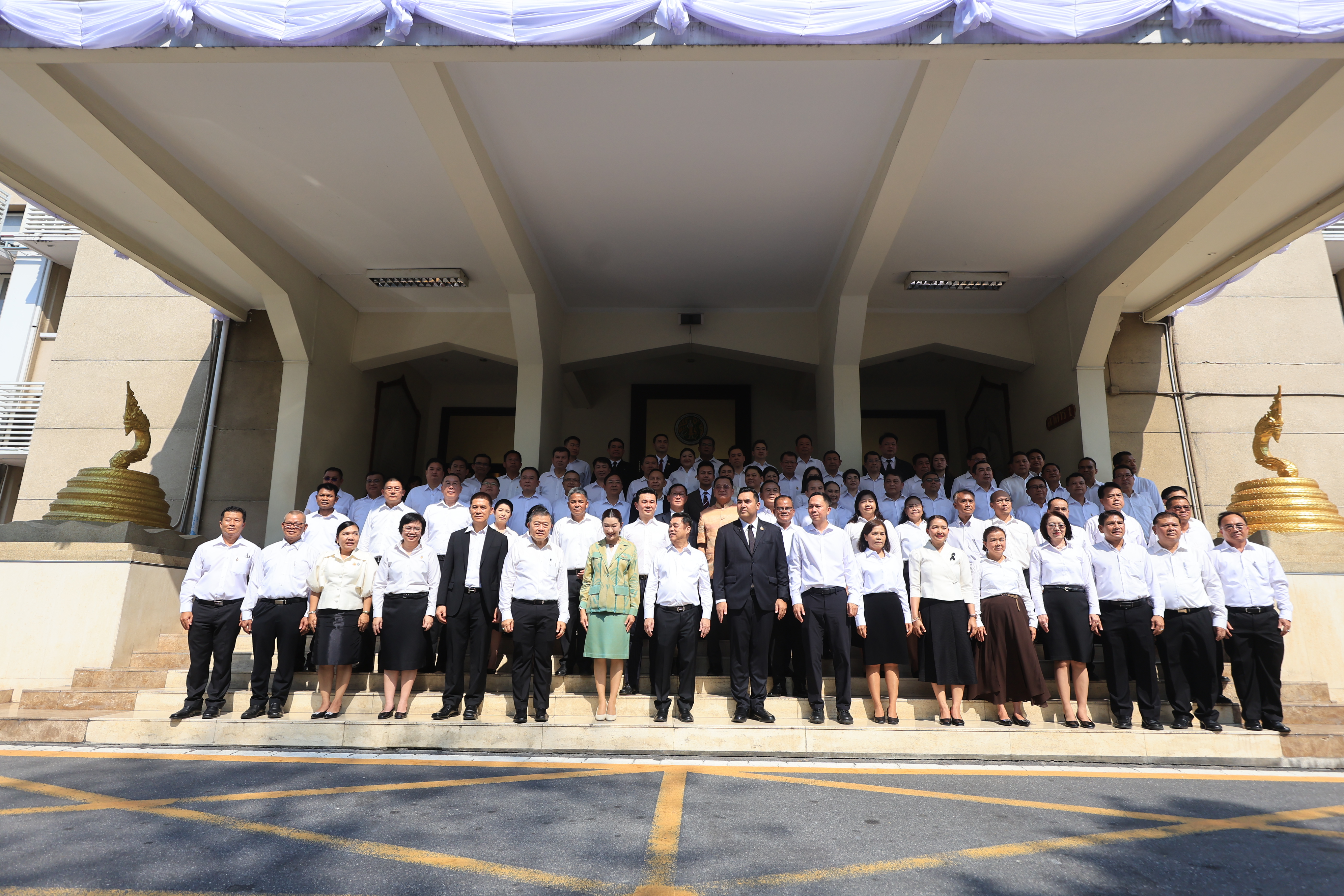 คณะผู้บริหาร ส.ป.ก. ร่วมพิธีสักการะสิ่งศักดิ์สิทธิ์ประจำกระทรวงเกษตรและสหกรณ์ ในโอกาสเข้ารับตำแหน่งของรัฐมนตรีว่าการกระทรวงเกษตรและสหกรณ์ และรัฐมนตรีช่วยว่าการกระทรวงเกษตรและสหกรณ์ 