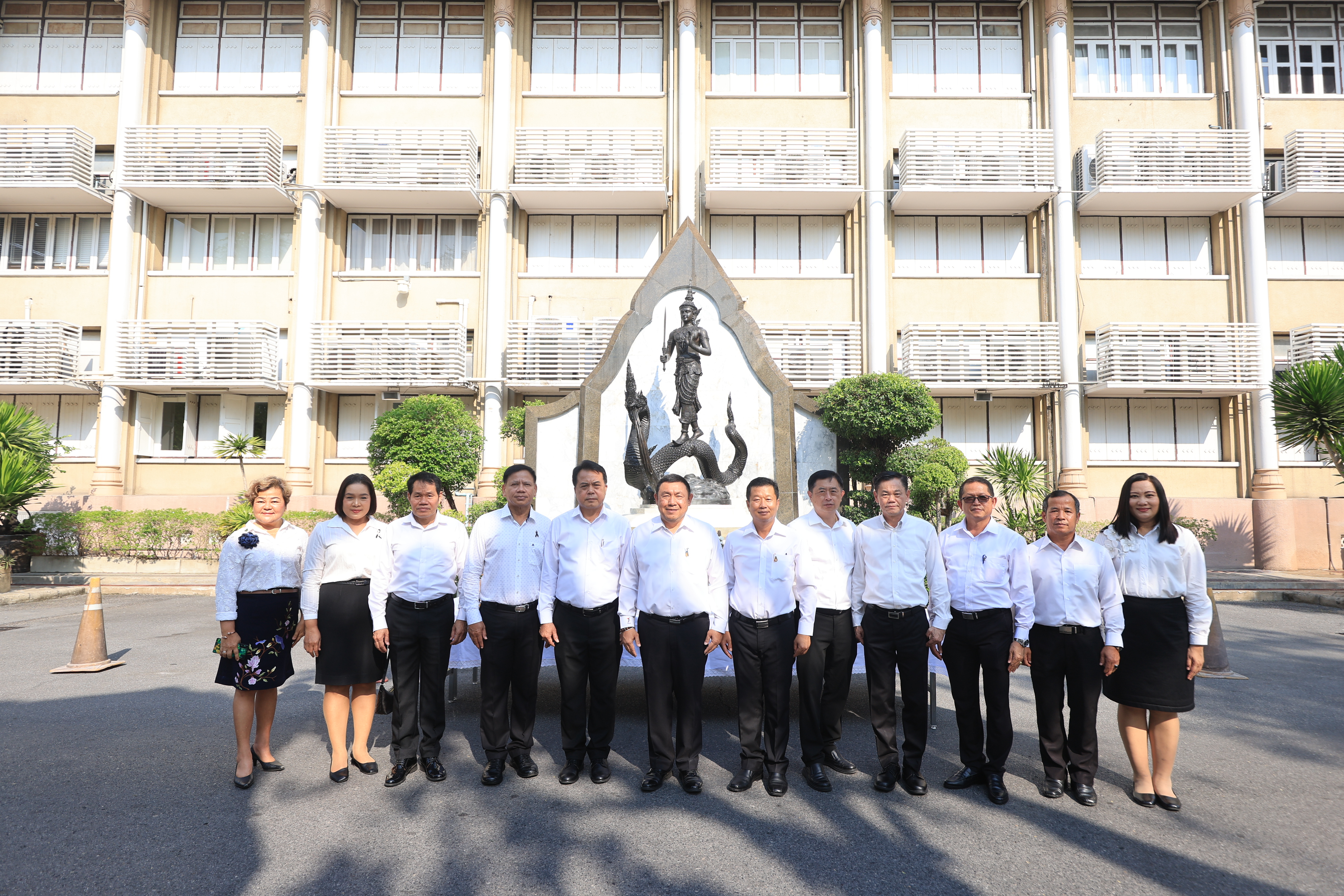 คณะผู้บริหาร ส.ป.ก. ร่วมพิธีสักการะสิ่งศักดิ์สิทธิ์ประจำกระทรวงเกษตรและสหกรณ์ ในโอกาสเข้ารับตำแหน่งของรัฐมนตรีว่าการกระทรวงเกษตรและสหกรณ์ และรัฐมนตรีช่วยว่าการกระทรวงเกษตรและสหกรณ์ 