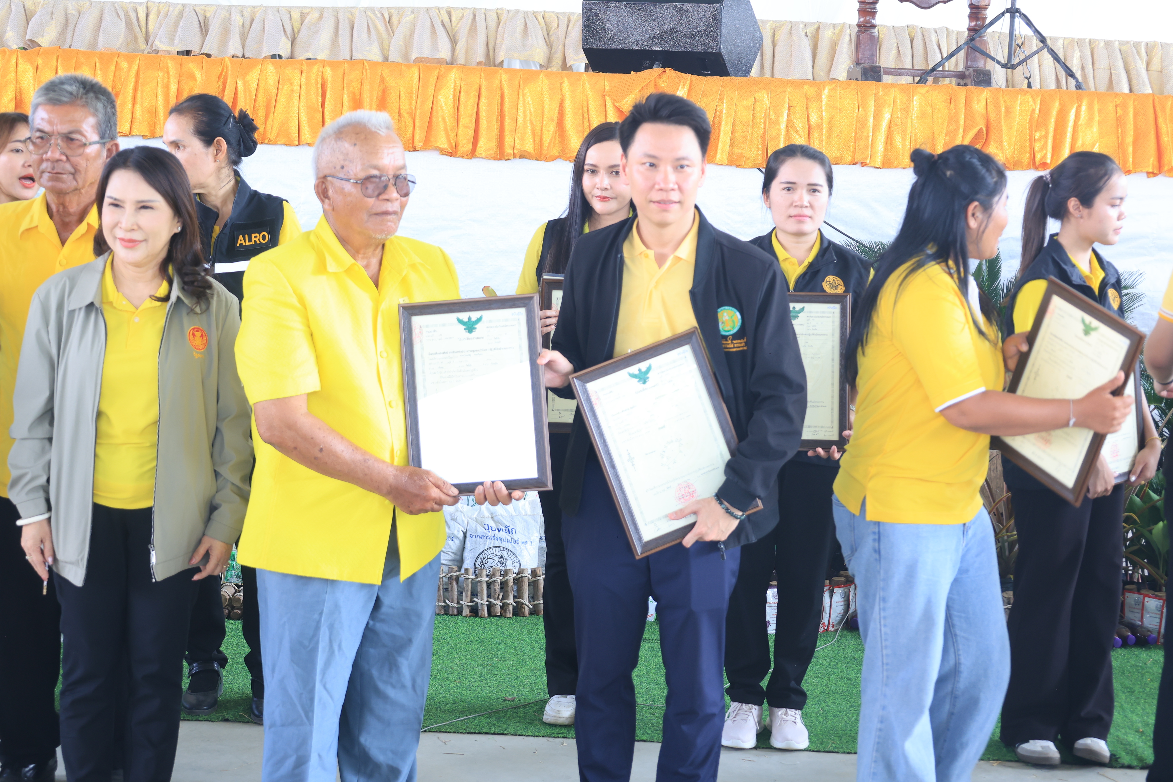 ส.ป.ก.ร่วมลงพื้นที่กับคณะรัฐมนตรีว่าการกระทรวงเกษตรและสหกรณ์ (นายอรรถกร ศิริลัทธยากร) ตรวจราชการในจังหวัดร้อยเอ็ด (จุดที่ 3 หอประชุมอำเภอโพธิ์ชัย) (ข่าวแชร์)