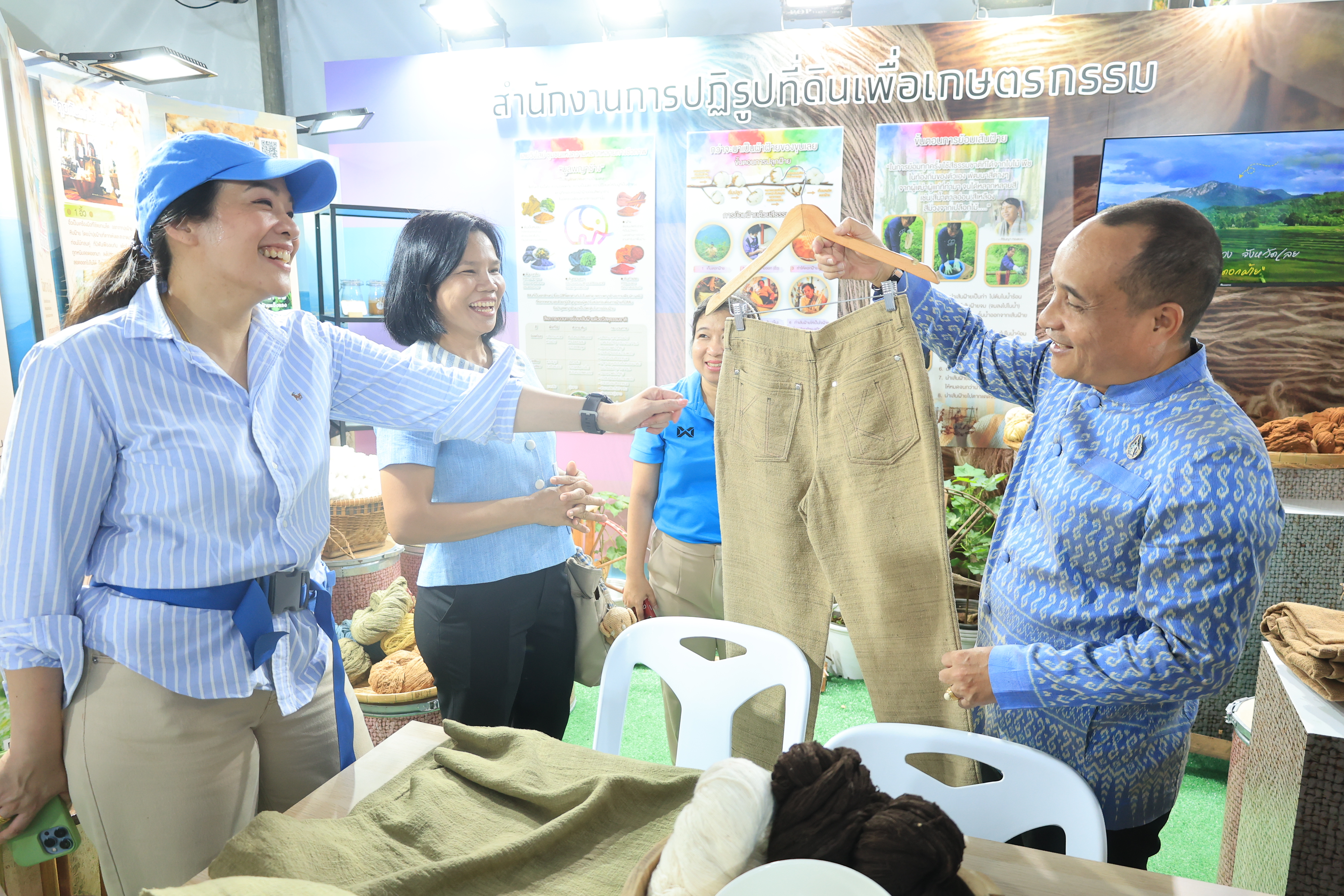 รองเลขาธิการ ส.ป.ก.เยี่ยมชมบูธนิทรรศการผลงานเกษตรกรในเขตปฏิรูปที่ดิน ส.ป.ก.สรรสร้างสีสรร พืชพรรณแห่งชีวิต (ข่าวแชร์)