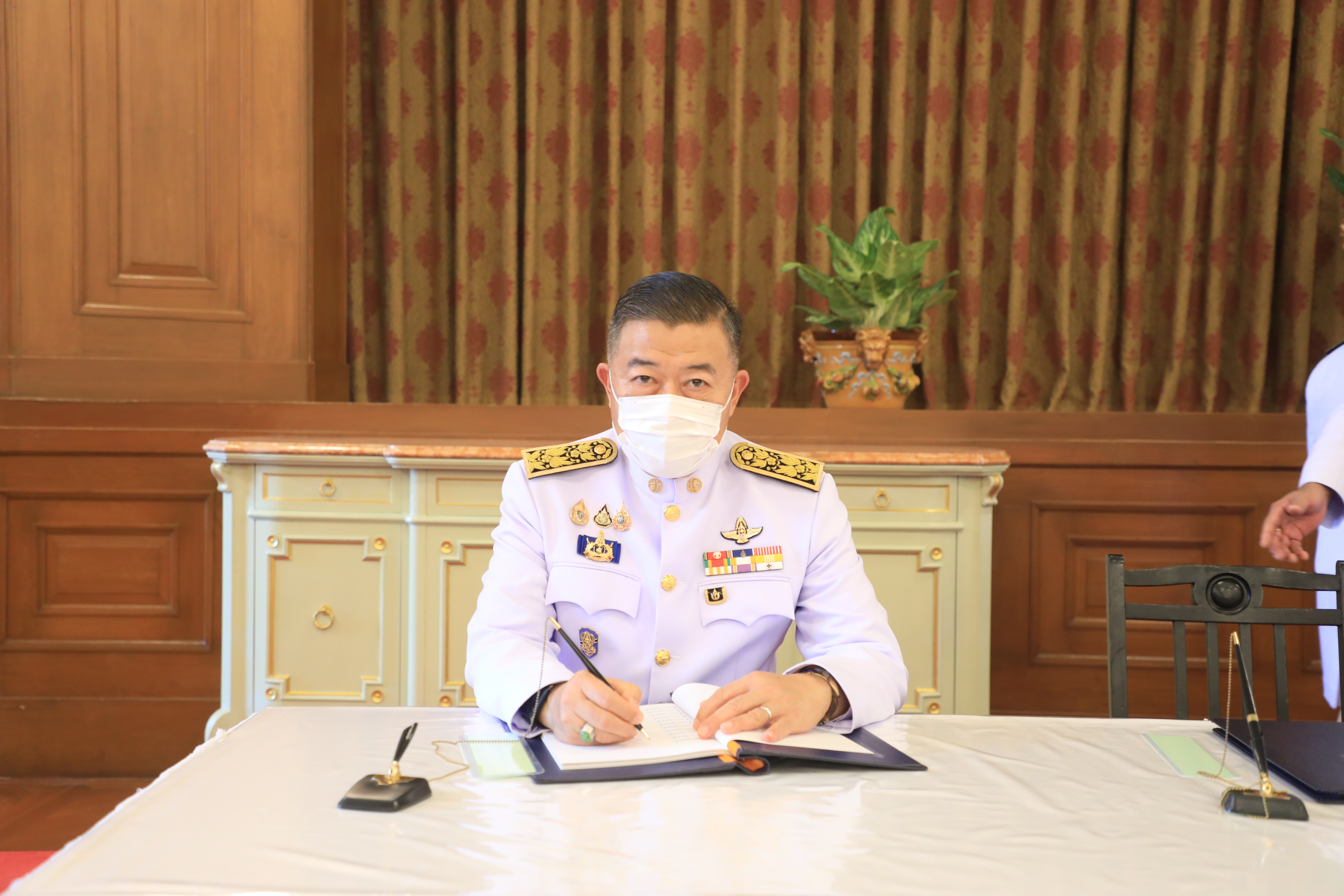 ส.ป.ก. ร่วมลงนามถวายพระพร สมเด็จพระนางเจ้าสิริกิติ์ พระบรมราชินีนาถ พระบรมราชชนนีพันปีหลวง (ข่าวแชร์)