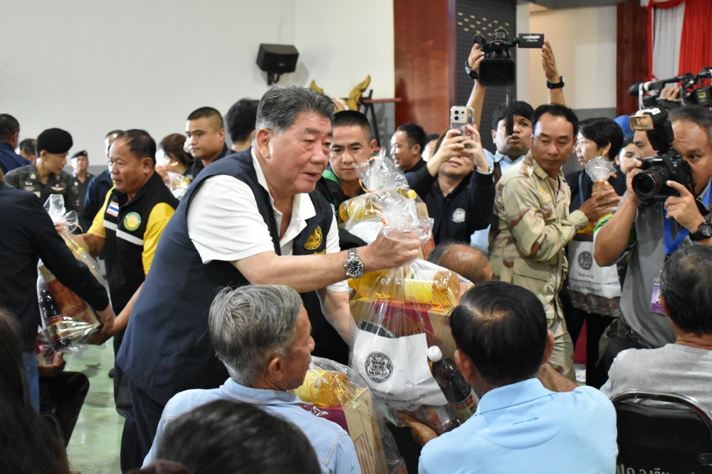 ส.ป.ก. ร่วมลงพื้นที่กับรองนายกฯ ภูมิธรรม และคณะตรวจเยี่ยมผู้ประสบอุทกภัย และมอบถุงยังชีพแก่ประชาชนผู้ได้รับผลกระทบจากน้ำท่วม ในพื้นที่จังหวัดเชียงราย (ข่าวแชร์)