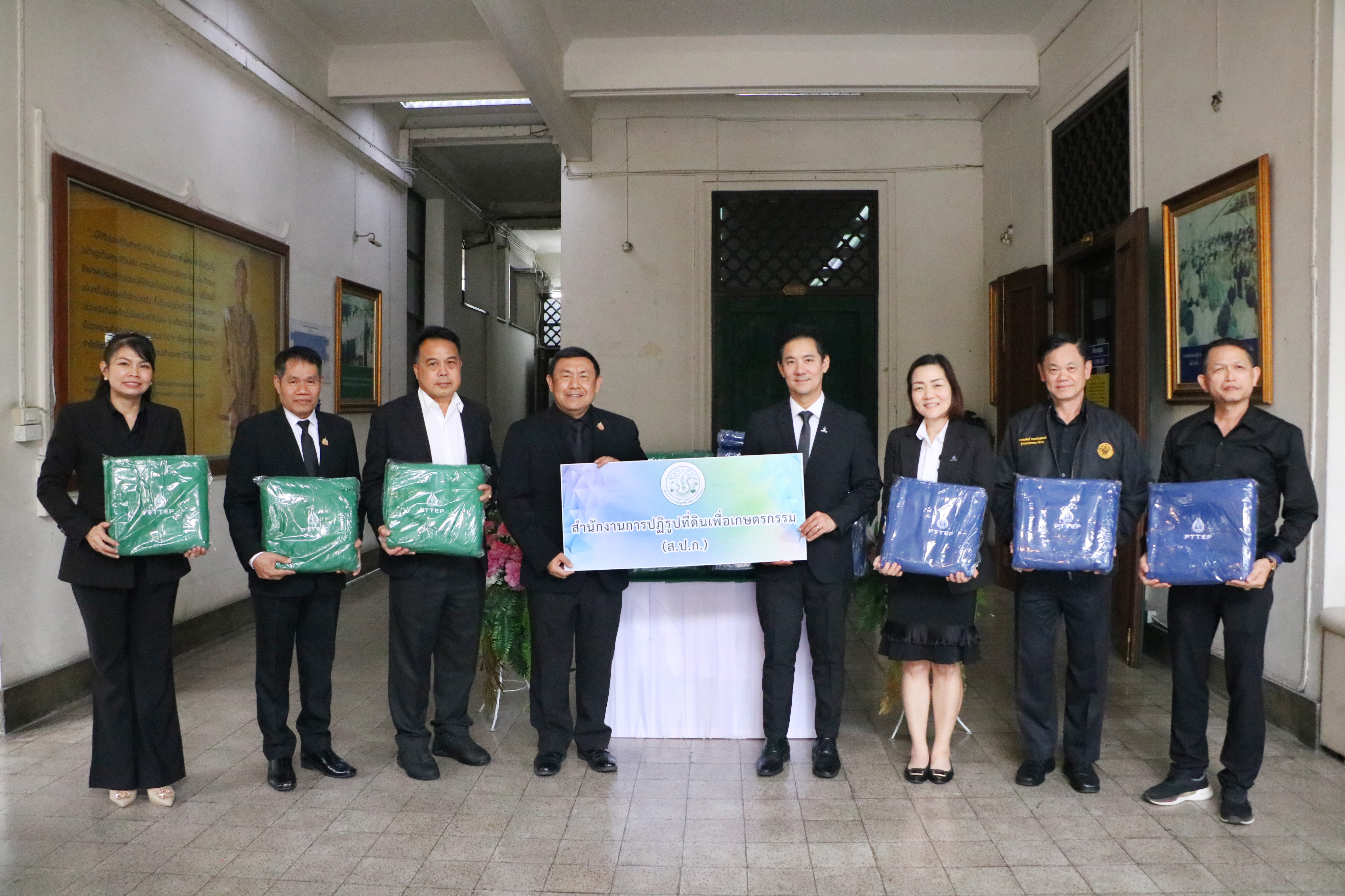 ส.ป.ก. รับมอบผ้าห่ม จากบริษัท ปตท. สผ. สยาม จำกัด เพื่อเป็นธารน้ำใจช่วยเหลือผู้ที่ได้รับผลกระทบ และเหล่าทหารกล้าผู้ปกป้องชายแดน ไทย-กัมพูชา (ข่าวแชร์)