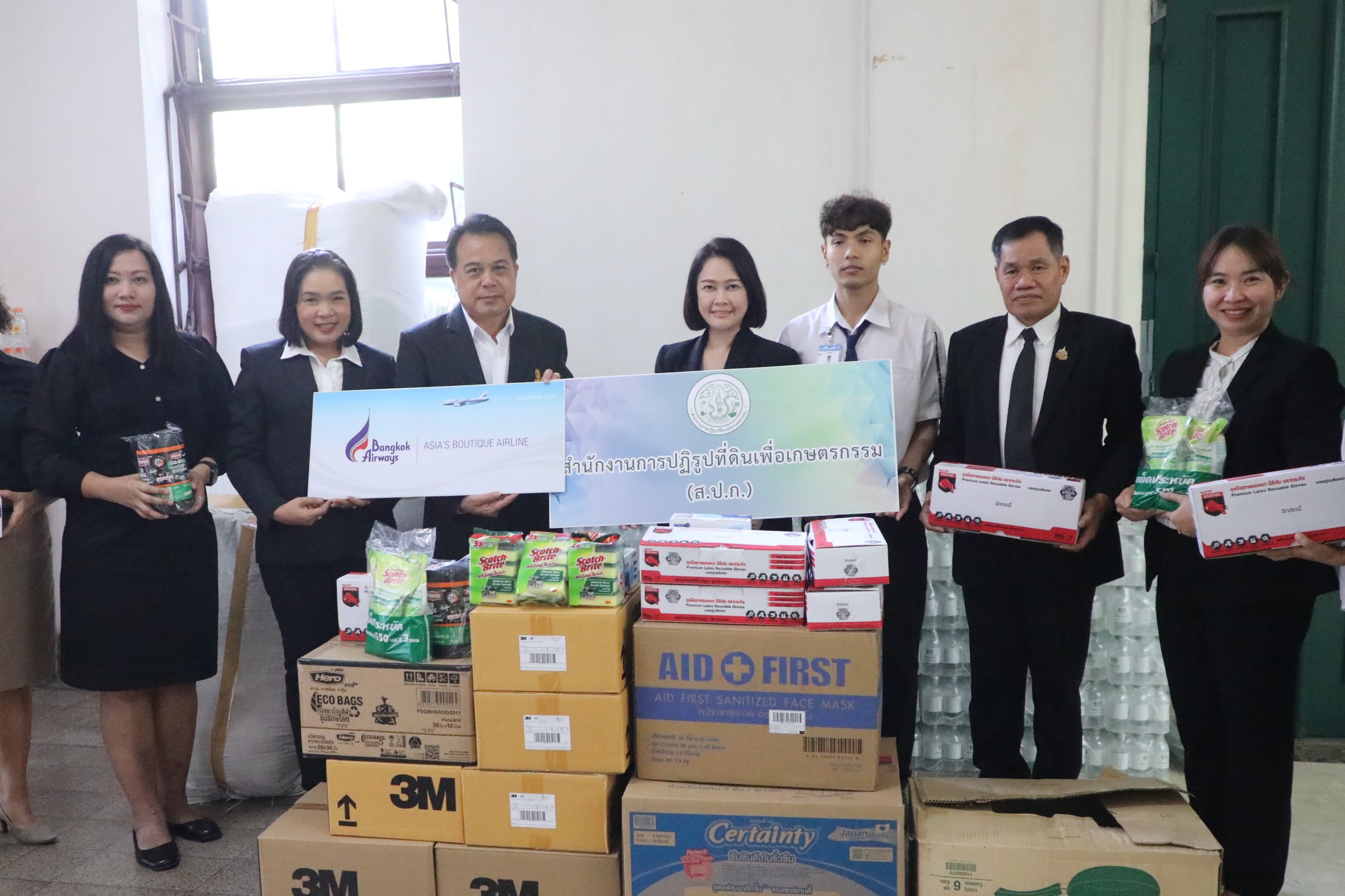 ส.ป.ก. รับมอบผลิตภัณฑ์เครื่องอุปโภคบริโภค เพื่อเป็นธารน้ำใจช่วยเหลือผู้ประสบอุทกภัยภาคใต้