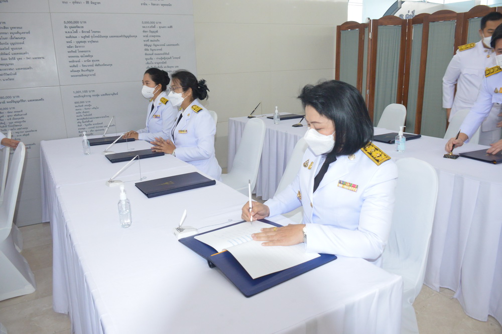 คณะผู้บริหารกระทรวงเกษตรและสหกรณ์ และคณะผู้บริหาร ส.ป.ก. ร่วมลงนามถวายพระพร สมเด็จพระเจ้าลูกเธอ เจ้าฟ้าพัชรกิติยาภา นเรนทิราเทพยวดี กรมหลวงราชสาริณีสิริพัชร มหาวัชรราชธิดา ณ โรงพยาบาลจุฬาลงกรณ์ สภากาชาดไทย