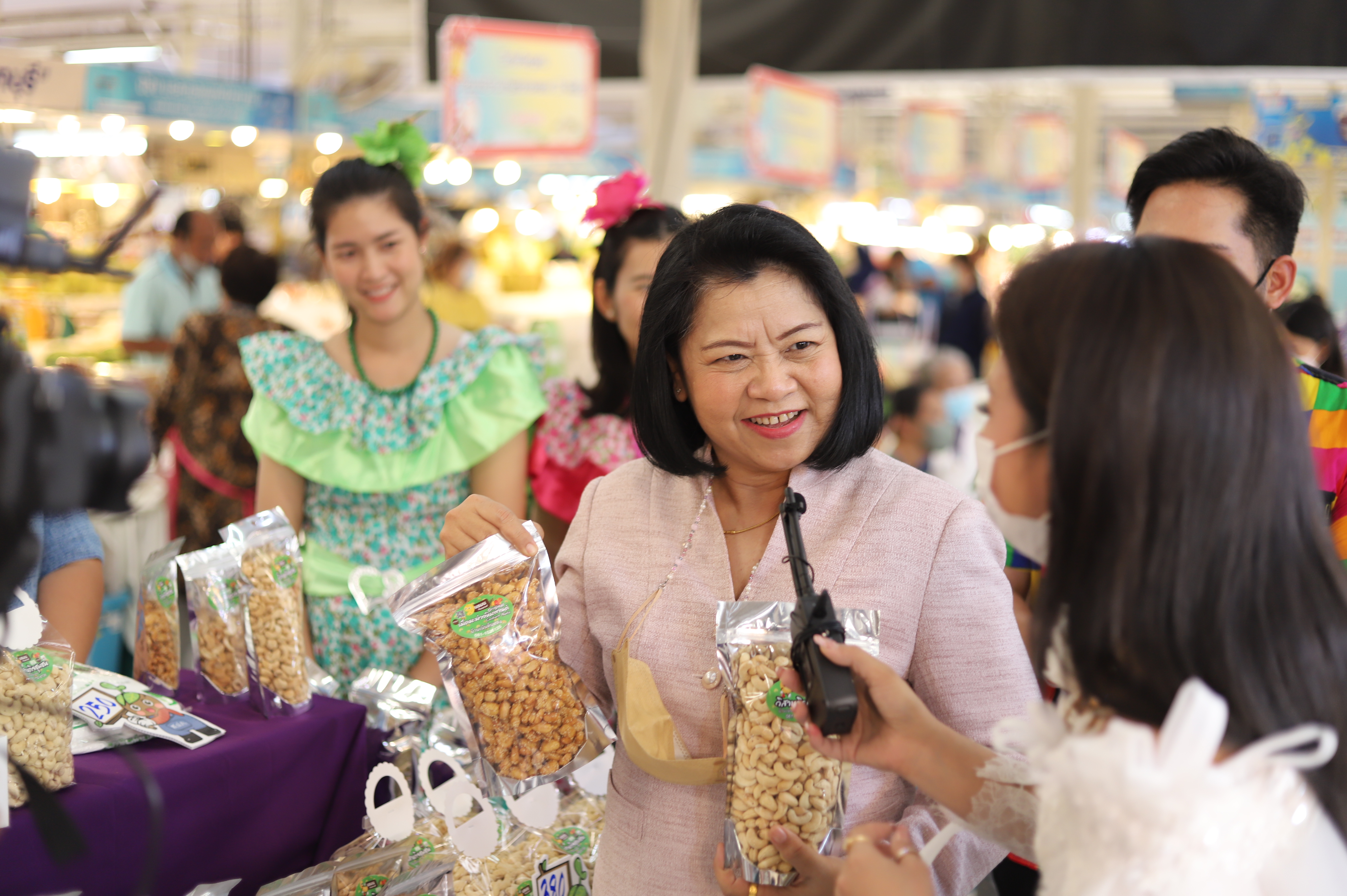 ผอ. สบก. เยี่ยมชมกิจกรรม ส.ป.ก. และ อ.ต.ก. ร่วมใจ ส่งความสุขปีใหม่ให้เกษตรกรและประชาชน