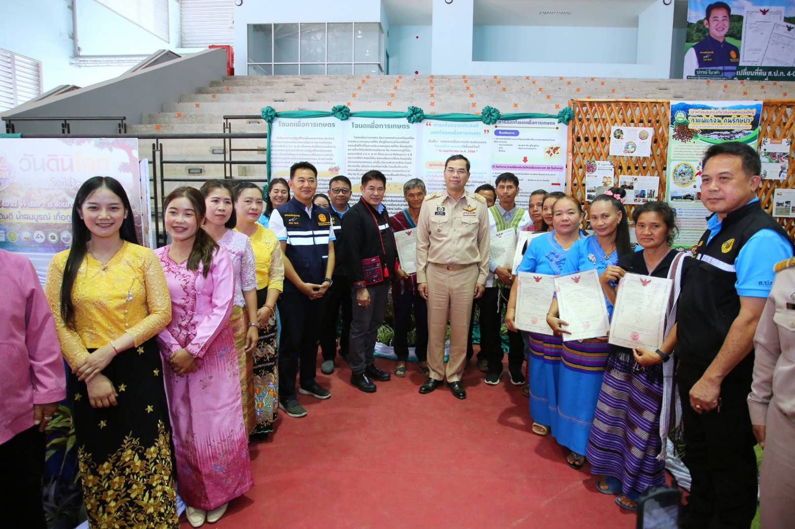 ส.ป.ก. ร่วมติดตามคณะ รัฐมนตรีว่าการกระทรวงเกษตรและสหกรณ์ มอบ ส.ป.ก. 4-01 จ.แม่ฮ่องสอน พัฒนาคุณภาพชีวิต หนุนสร้างอาชีพเสริม เพิ่มรายได้ (ข่าวแชร์)