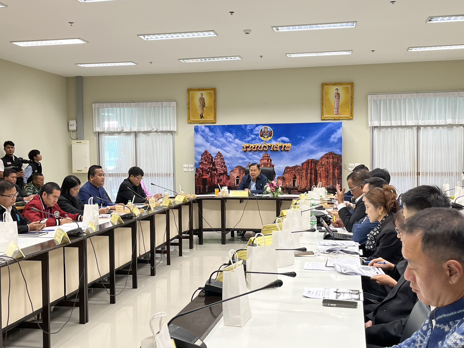 ส.ป.ก. ร่วมติดตามรัฐมนตรีช่วยว่าการกระทรวงเกษตรและสหกรณ์ (นายไชยา พรหมา) ประชุมหารือดำเนินการเปิดจุดรวมสินค้าปศุสัตว์เพื่อการส่งออก ณ จุดผ่านแดนถาวรช่องจอม อำเภอกาบเชิง จังหวัดสุรินทร์