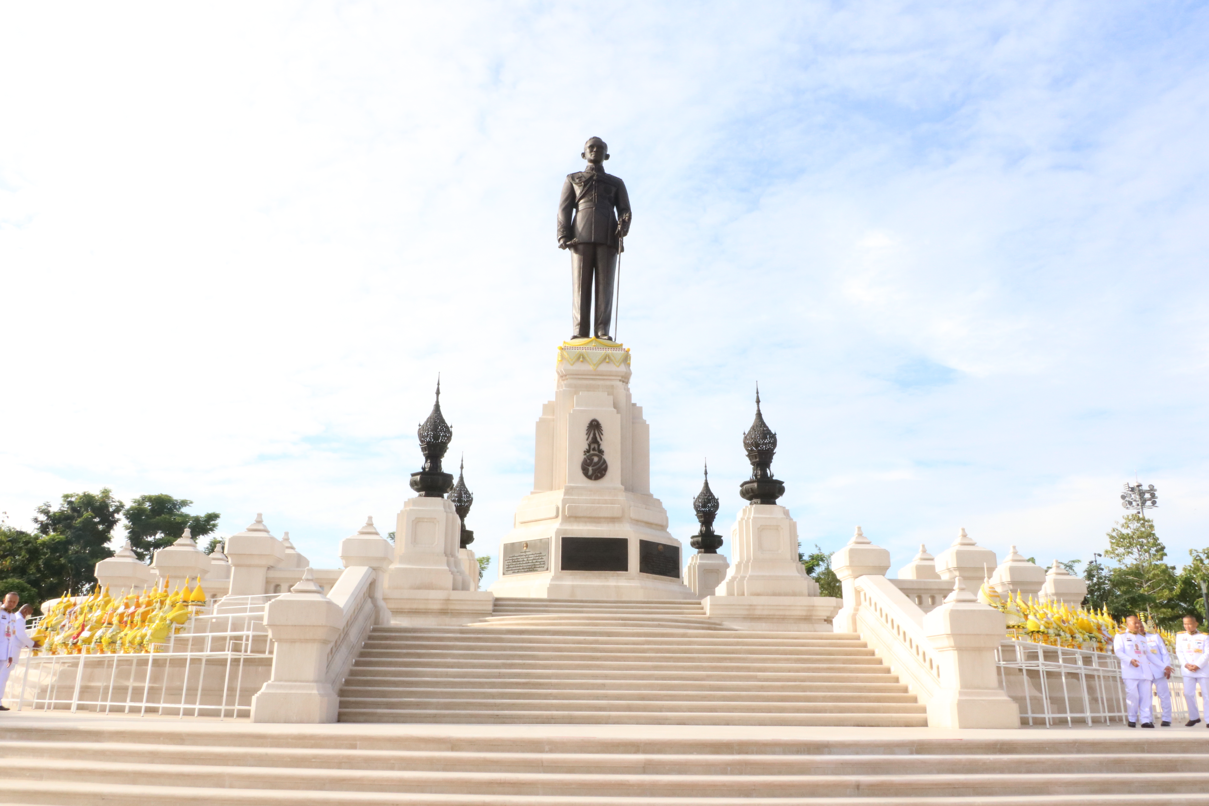 ส.ป.ก. ร่วมพิธีการวางพานพุ่มถวายบังคมพระบรมราชานุสาวรีย์พระบาทสมเด็จพระบรมชนกาธิเบศร มหาภูมิพลอดุลยเดชมหาราช บรมนาถบพิตร เนื่องในวันคล้ายวันพระบรมราชสมภพ ประจำปีพุทธศักราช 2567 