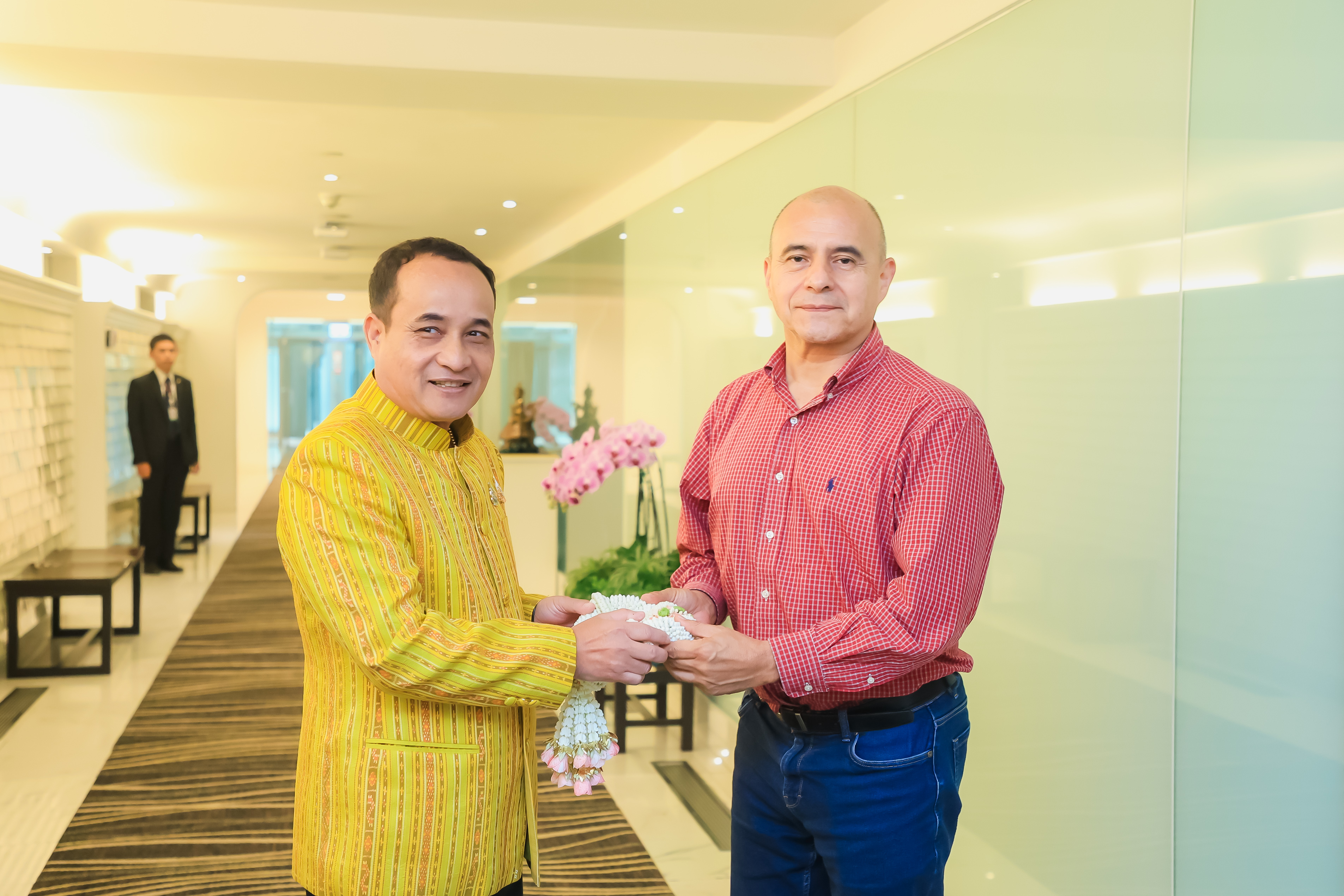 รองเลขาธิการ ส.ป.ก. ได้รับมอบหมายให้ร่วมทำหน้าที่อธิบดีเกียรติยศในการให้การต้อนรับผู้นำระดับสูง ในโอกาสเดินทางมาเข้าร่วมประชุม ISWF2024 (ข่าวแชร์)