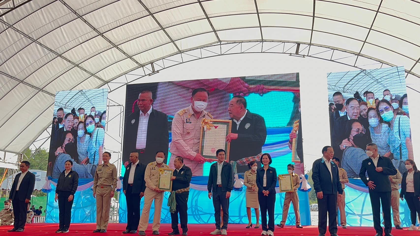 รองนายกรัฐมนตรี เกียรติร่วมมอบเอกสาร สปก.4-01 ให้กับเกษตรกรในเขตปฏิรูปที่ดินจังหวัดกาญจนบุรี (ข่าวแชร์)