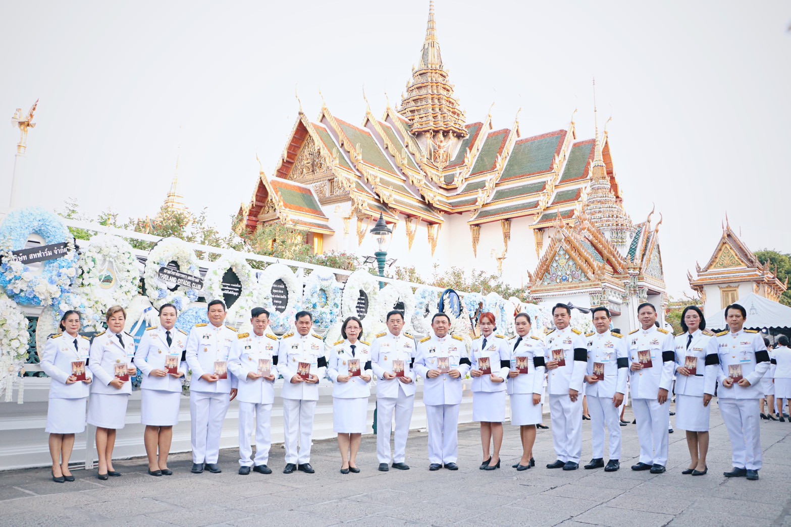 ส.ป.ก. ร่วมพิธีวางพวงมาลาถวายราชสักการะ ในพระพิธีธรรมสวดพระอภิธรรมพระบรมศพ สมเด็จพระนางเจ้าสิริกิติ์ พระบรมราชินีนาถ พระบรมราชชนนีพันปีหลวง ณ พระที่นั่งดุสิตมหาปราสาท (ข่าวแชร์)