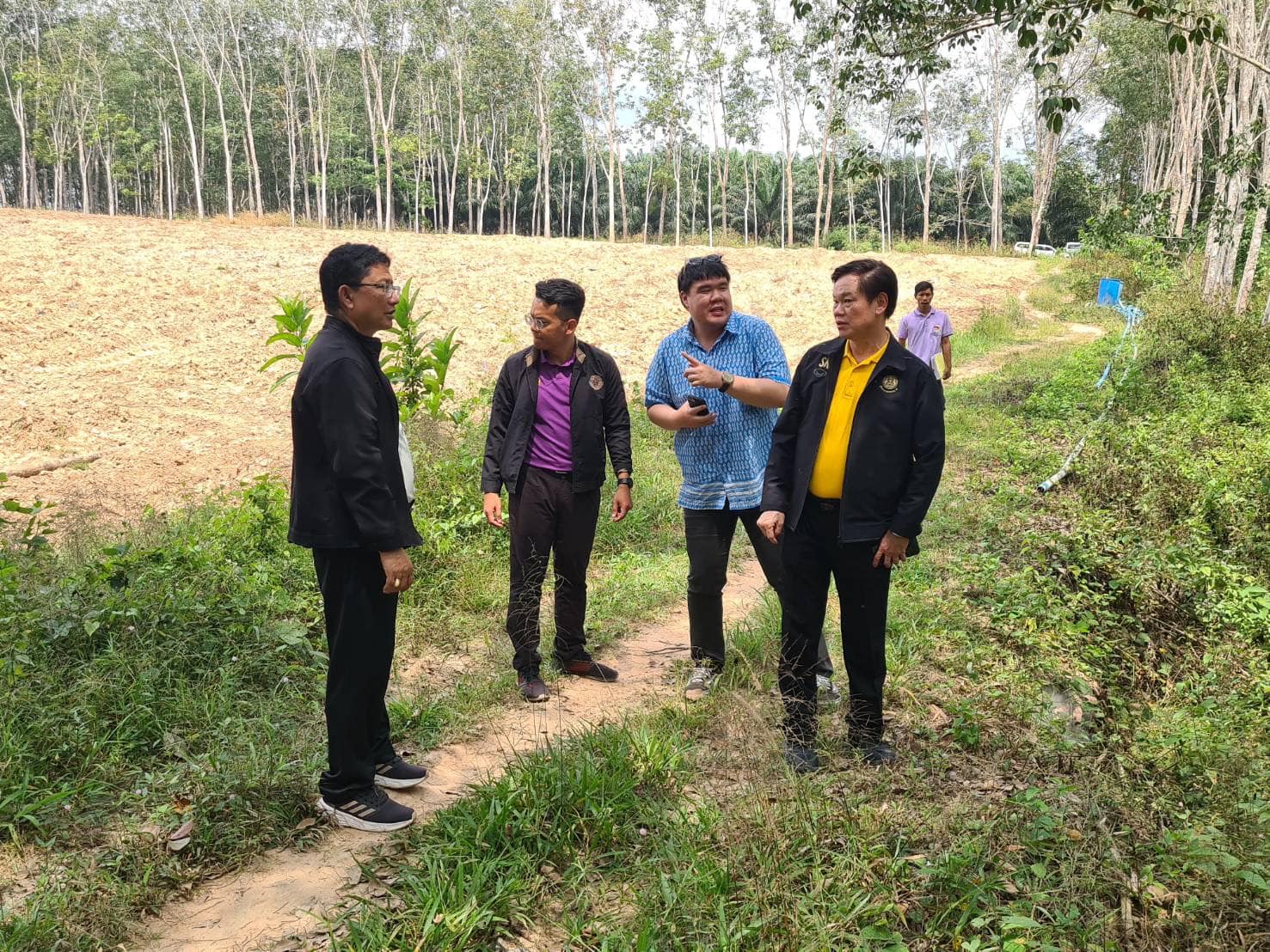 ผู้ตรวจราชการ ส.ป.ก. ลงพื้นที่ตรวจสอบข้อเท็จจริงและเจรจาไกล่เกลี่ยข้อพิพาทในเขตปฏิรูปที่ดิน จังหวัดสุราษฎร์ธานี และจังหวัดนครศรีธรรมราช (ข่าวแชร์)