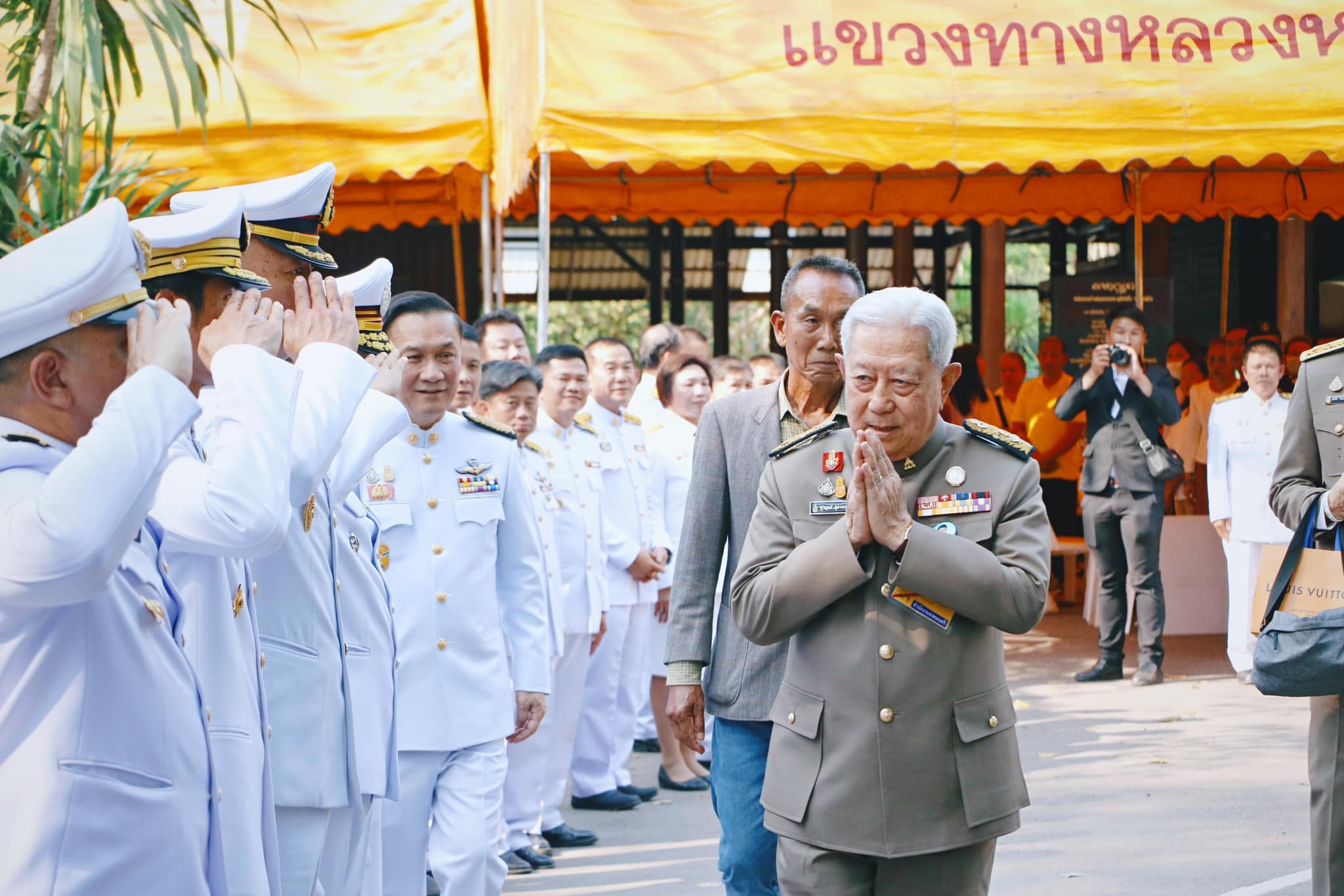 พระบาทสมเด็จพระเจ้าอยู่หัว ทรงพระราชทาน ผ้าไตร ผ้าขาว ถุงพระราชทาน และพระบรมฉายาลักษณ์ ในพิธีงานบุญประทายข้าวเปลือก ประจำปี 2567 ณ วัดป่าดานวิเวก จ.บึงกาฬ (ข่าวแชร์)