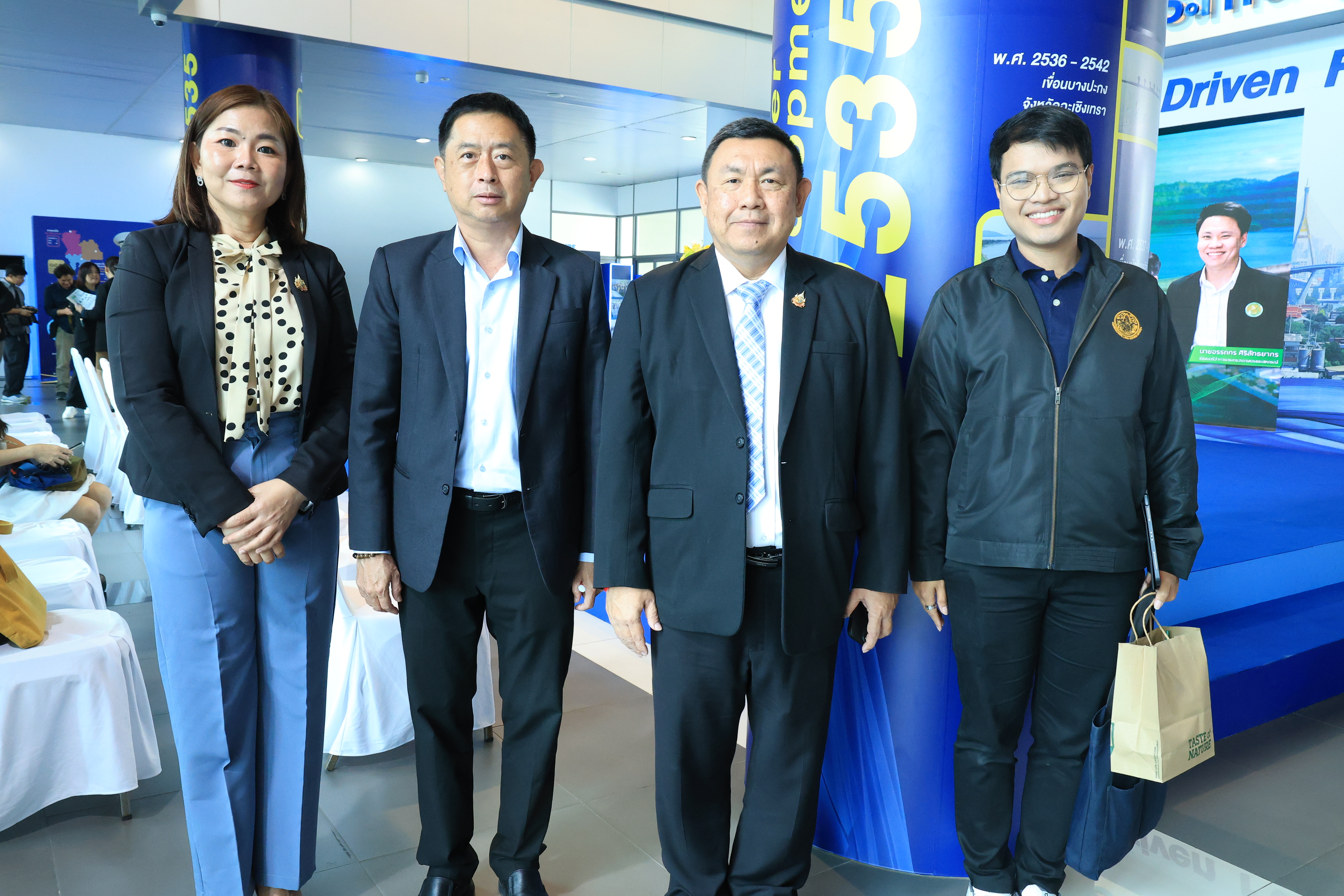 ผู้บริหารสำนักงานการปฏิรูปที่ดินเพื่อเกษตรกรรม (ส.ป.ก.) เข้าร่วมรับนโยบายขับเคลื่อนงานกระทรวงเกษตรและสหกรณ์ จากนายอรรถกร ศิริลัทธยากร รัฐมนตรีว่าการกระทรวงเกษตรและสหกรณ์ และ นายอัครา พรหมเผ่า รัฐมนตรีช่วยว่าการกระทรวงเกษตรและสหกรณ์ (ข่าวแชร์)
