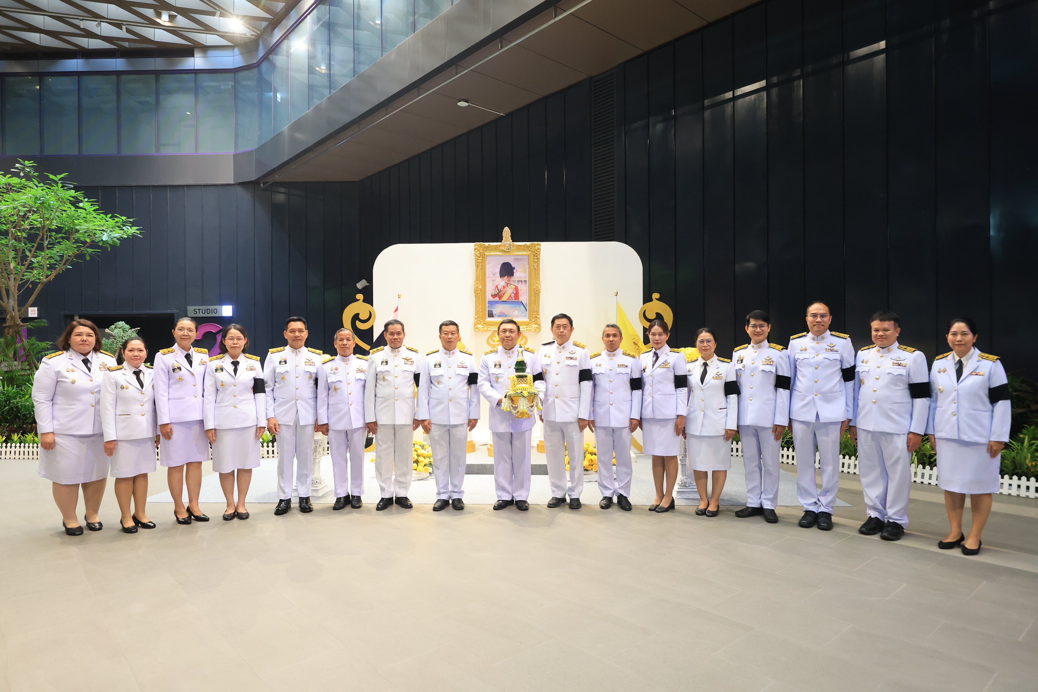 คณะผู้บริหาร ส.ป.ก. บันทึกเทปถวายพระพรชัยมงคล เนื่องในโอกาสมหามงคลเฉลิมพระชนมพรรษา 74 พรรษา พระบาทสมเด็จพระปรเมนทรรามาธิบดีศรีสินทร มหาวชิราลงกรณ พระวชิรเกล้าเจ้าอยู่หัว