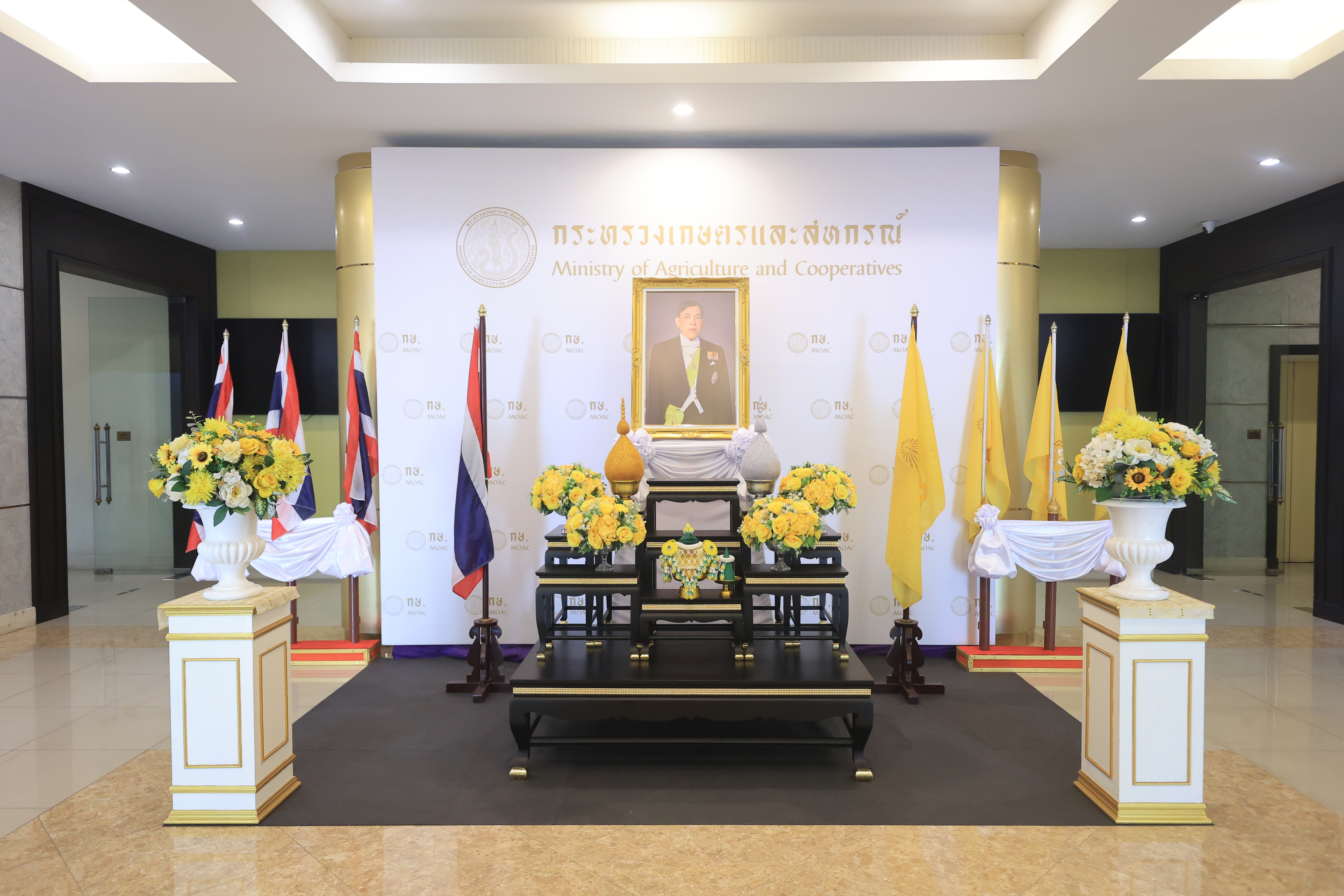 ส.ป.ก. ร่วมเฝ้ารับเสด็จฯ พระบาทสมเด็จพระเจ้าอยู่หัว และ สมเด็จพระนางเจ้า ฯ พระบรมราชินี เนื่องในโอกาสเสด็จพระราชดำเนินไปในการ พระราชพิธีเฉลิมพระชนมพรรษา 28 กรกฎาคม 2569