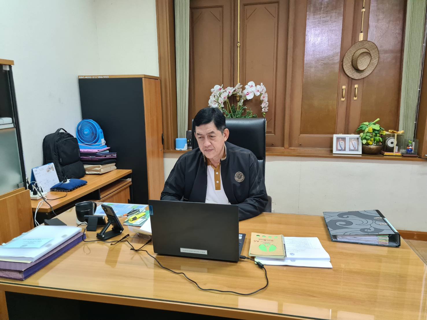 หัวหน้าผู้ตรวจราชการ ส.ป.ก. เข้าร่วมการประชุมตรวจติดตามการปฏิบัติราชการของส่วนราชการในสังกัดกระทรวงเกษตรและสหกรณ์ ตามแผนการตรวจราชการและการขับเคลื่อนแบบบูรณาการในพื้นที่ของผู้ตรวจราชการกระทรวงเกษตรและสหกรณ์ ประจำปีงบประมาณ พ.ศ. 2566 รอบที่ 2 เขตตรวจราชการที่ 8 (จังหวัดฉะเชิงเทรา)
