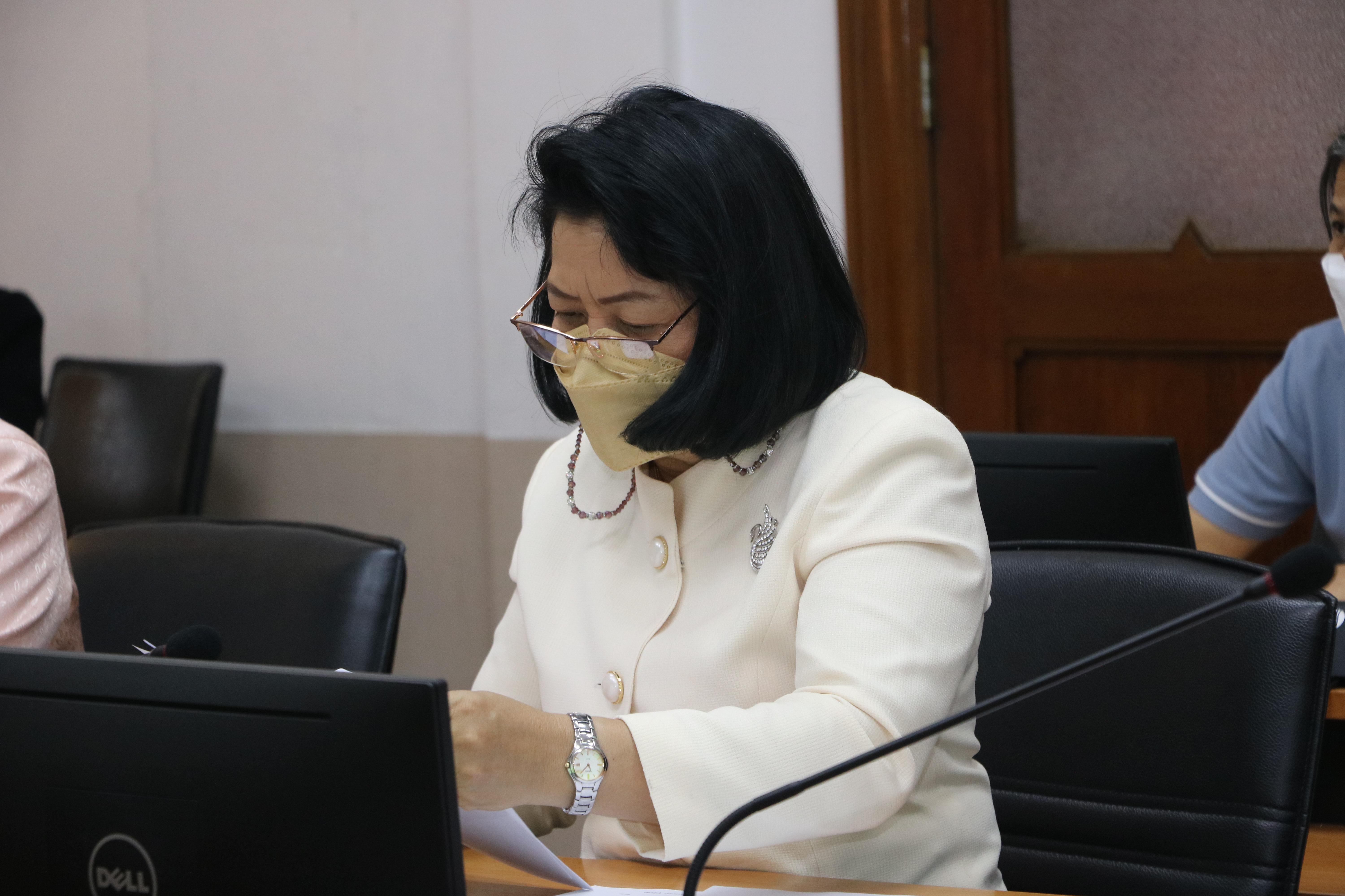 ส.ป.ก. ประชุมหารือการส่งมอบศูนย์ศิลปาชีพ บางไทรฯ