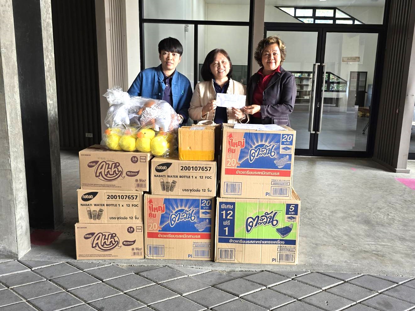 ส.ป.ก. สนับสนุนของขวัญของรางวัลเพื่อแจกให้เด็กและเยาวชนในงานนิทรรศการหมุนเวียน “เมล็ดพันธุ์ของพระราชา” เนื่องในวันเด็กแห่งชาติ ประจำปี พ.ศ. 2568
