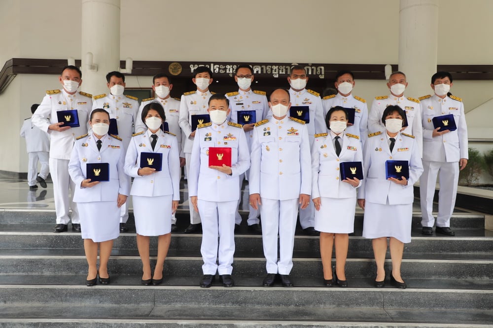 เลขาธิการ ส.ป.ก. พร้อมคณะผู้บริหาร เข้าพิธีรับพระราชทานเครื่องราชอิสริยาภรณ์ ชั้นสายสะพาย ประจำปี 2564 เบื้องหน้าพระบรมฉายาลักษณ์พระบาทสมเด็จพระเจ้าอยู่หัว (ข่าวแชร์)