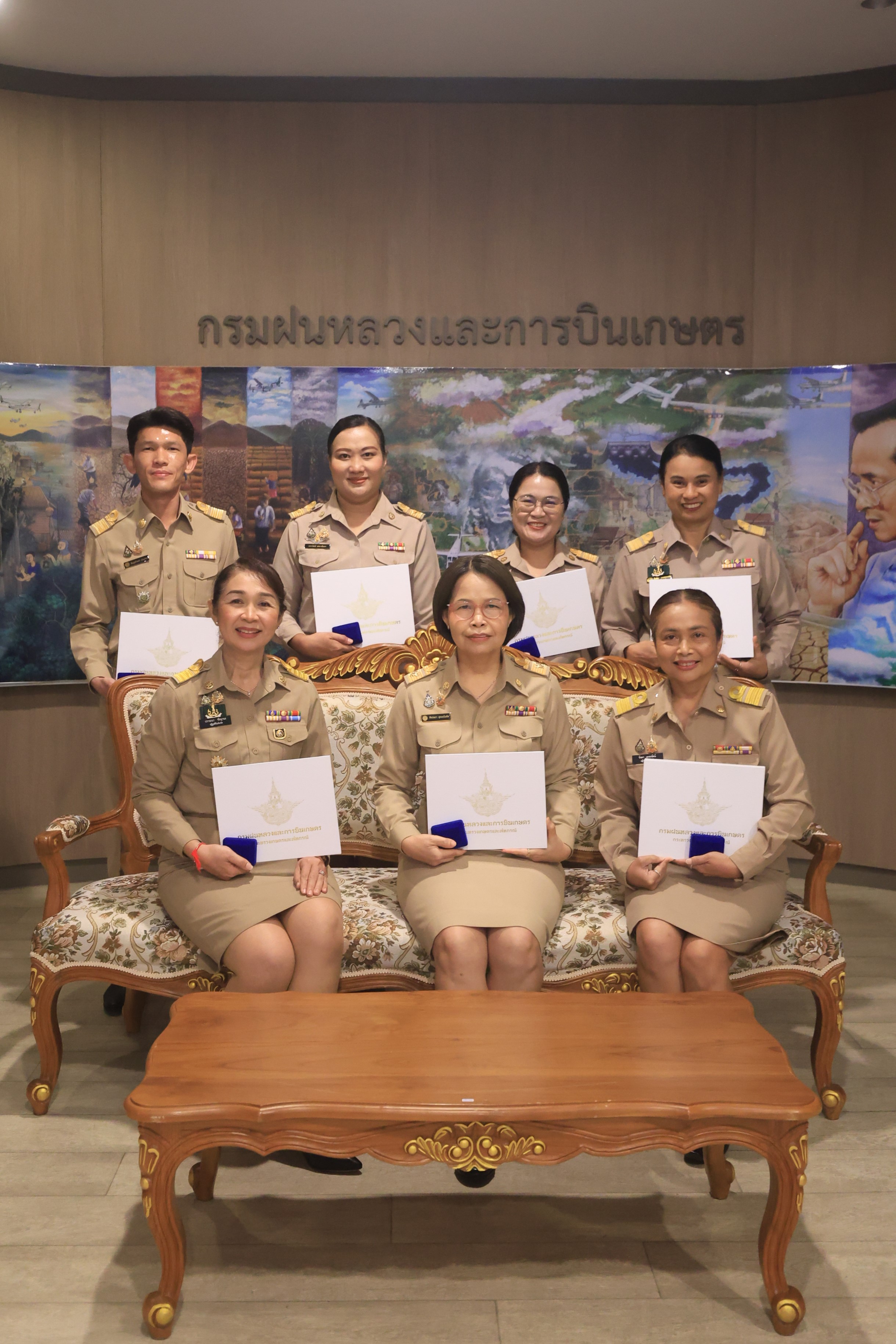ส.ป.ก. เข้ารับมอบปีกฝนหลวงพิเศษ ในพิธีรับมอบปีกฝนหลวงพิเศษ ประจำปี 2568 เชิดชูเกียรติผู้ทำคุณประโยชน์ให้กับโครงการพระราชดำริฝนหลวง และภารกิจของกรมฝนหลวงและการบินเกษตร