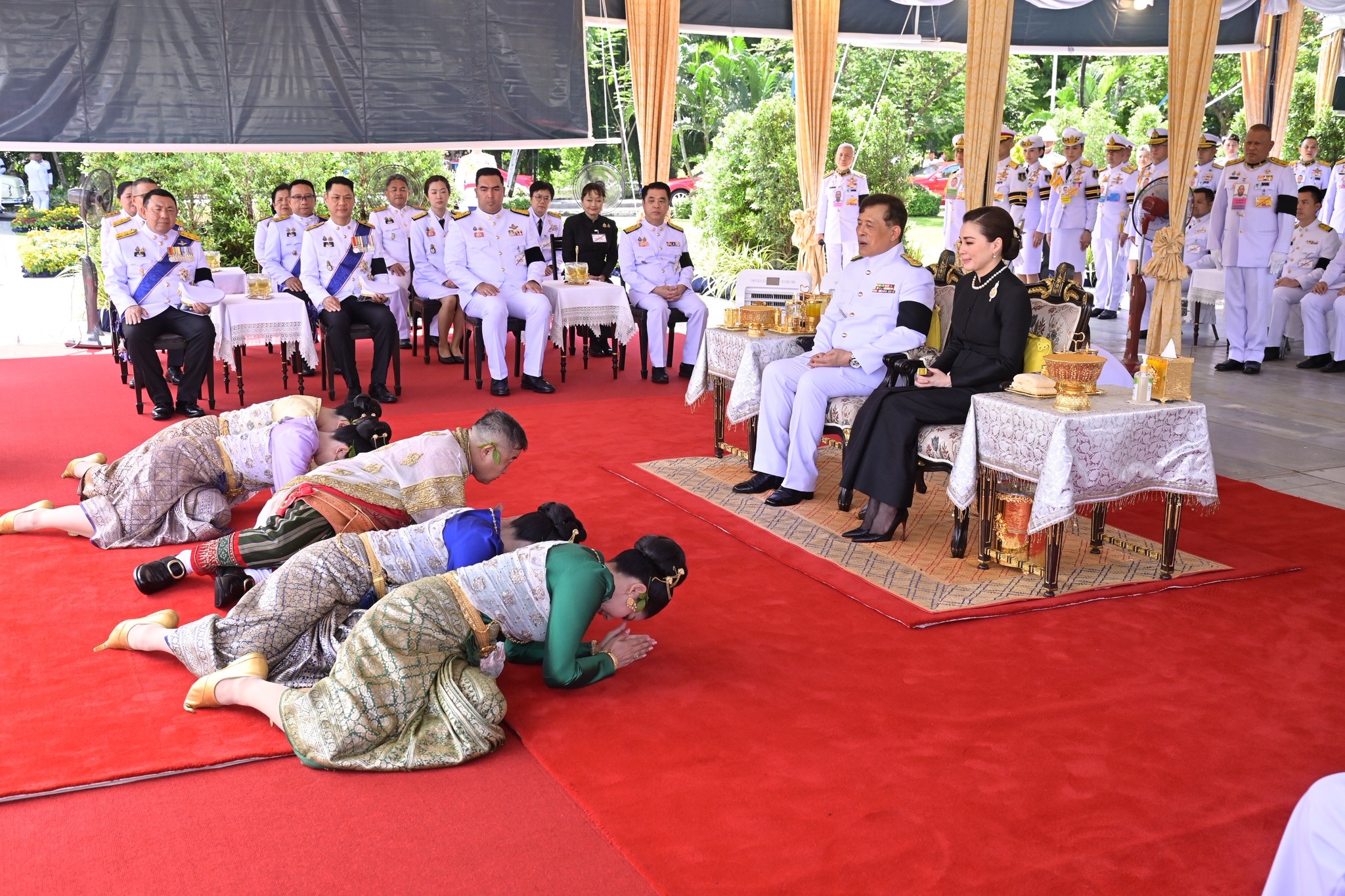 ปลัดเกษตรฯ ผู้ทำหน้าที่พระยาแรกนา พร้อมด้วยเทพีคู่หาบทอง และเทพีคู่หาบเงิน ประกอบพิธีหว่านเมล็ดพันธุ์ข้าวในแปลงนาทดลอง (ข่าวแชร์)