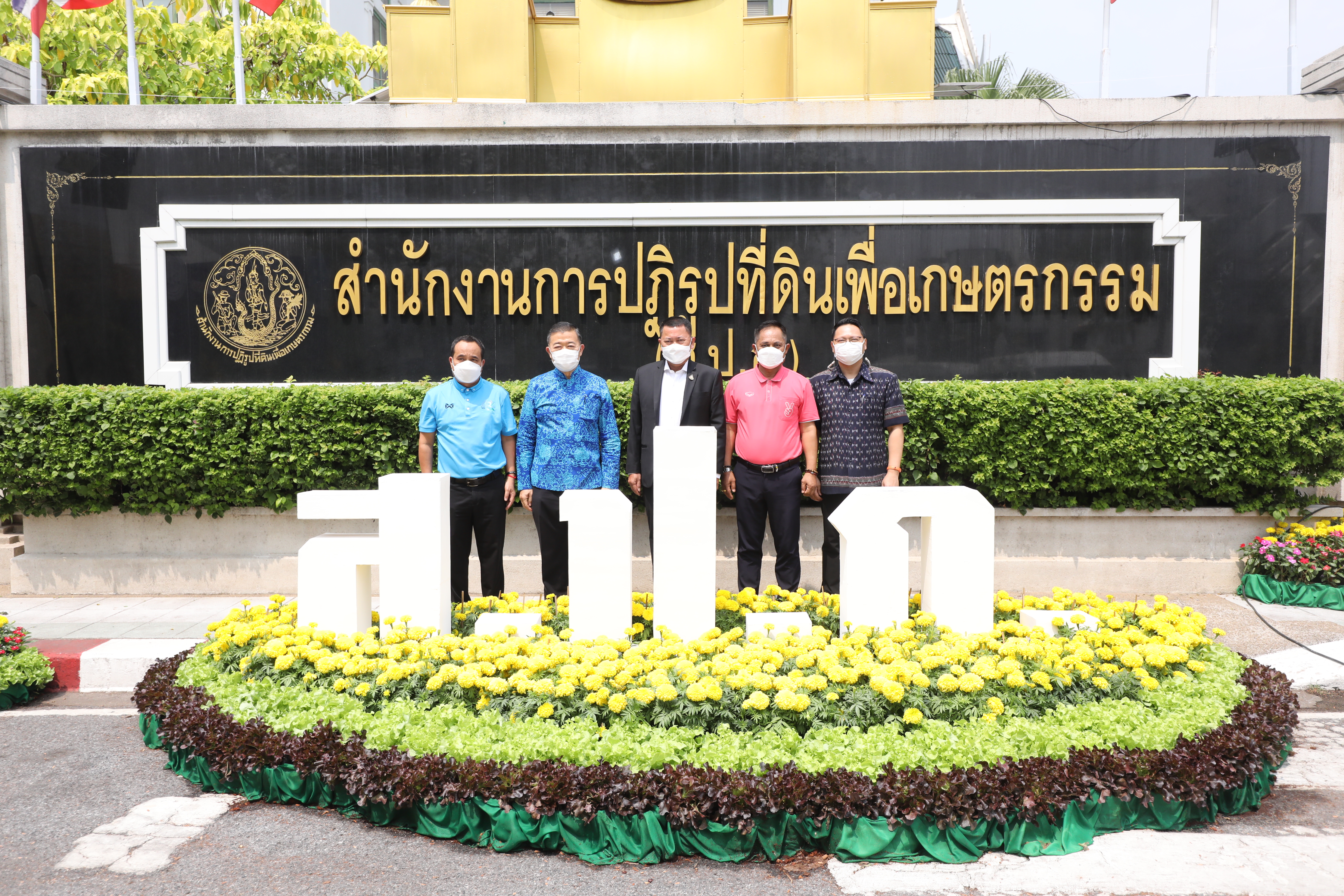 ปลัดกระทรวงเกษตรและสหกรณ์ เยี่ยมชมนิทรรศการและร้านค้า ในงานวันคล้ายวันสถาปนา ส.ป.ก. ครบรอบ 48 ปี (ข่าวแชร์)