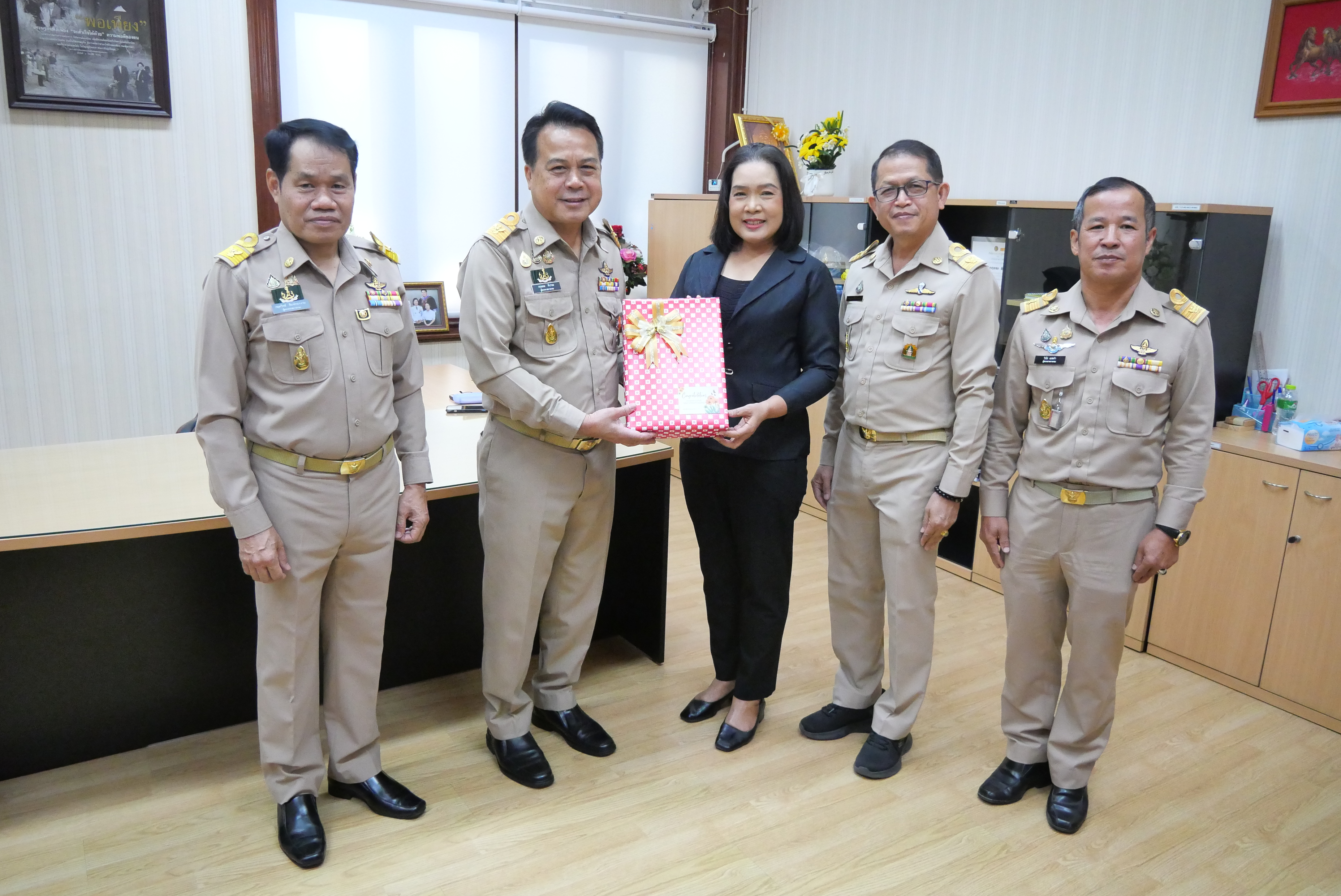 คณะผู้ตรวจราชการกรม ผู้อำนวยการสำนัก/กอง/ศูนย์/กลุ่ม ข้าราชการและเจ้าหน้าที่ ร่วมแสดงความยินดีแด่ รองเลขาธิการ ส.ป.ก. เนื่องในโอกาสเข้ารับตำแหน่งใหม่ 