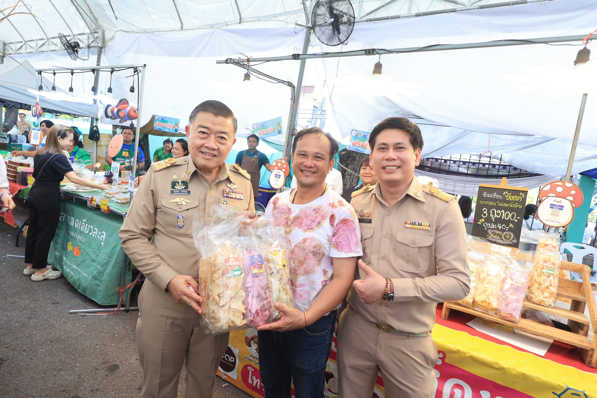ปลัดกระทรวงเกษตรฯ และผู้บริหาร ส.ป.ก. เยี่ยมชมร้านค้า ในงานวันคล้ายวันสถาปนา ส.ป.ก. ครบรอบ 51 ปี (ข่าวแชร์)