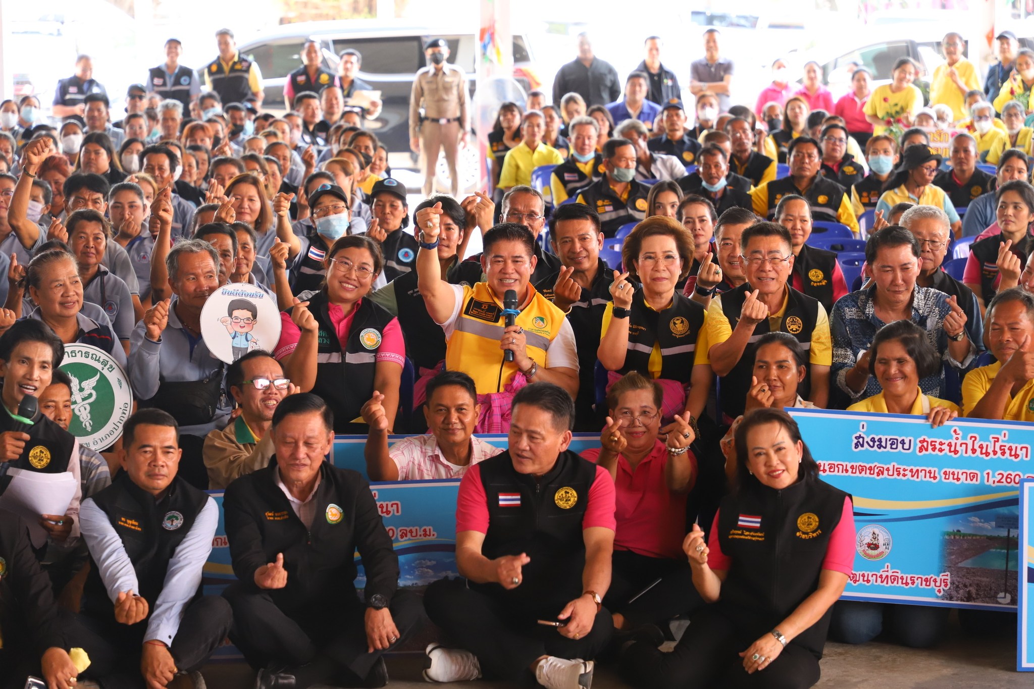 รัฐมนตรีว่าการกระทรวงเกษตรและสหกรณ์(ร้อยเอกธรรมนัส พรหมเผ่า) พร้อมคณะ มอบโฉนดเพื่อการเกษตร ให้เกษตรในเขตปฏิรูปที่ดินจังหวัดราชบุรี ในวาระลงพื้นที่ตรวจราชการ ณ เทศบาลตำบลสำนักงานเทศบาลทุ่งหลวง อำเภอปากท่อ จังหวัดราชบุรี (ข่าวแชร์)