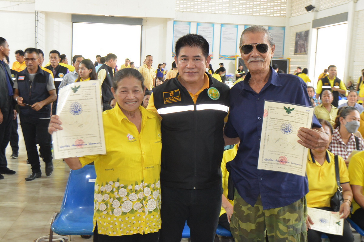 รัฐมนตรีว่าการกระทรวงเกษตรและสหกรณ์(ร้อยเอกธรรมนัส พรหมเผ่า) พร้อมคณะ มอบโฉนดเพื่อการเกษตร ให้เกษตรในเขตปฏิรูปที่ดินจังหวัดเพชรบุรี ในวาระลงพื้นที่ตรวจราชการ ณ หอประชุมที่ว่าการอำเภอหนองหญ้าปล้อง จังหวัดเพชรบุรี  (ข่าวแชร์)